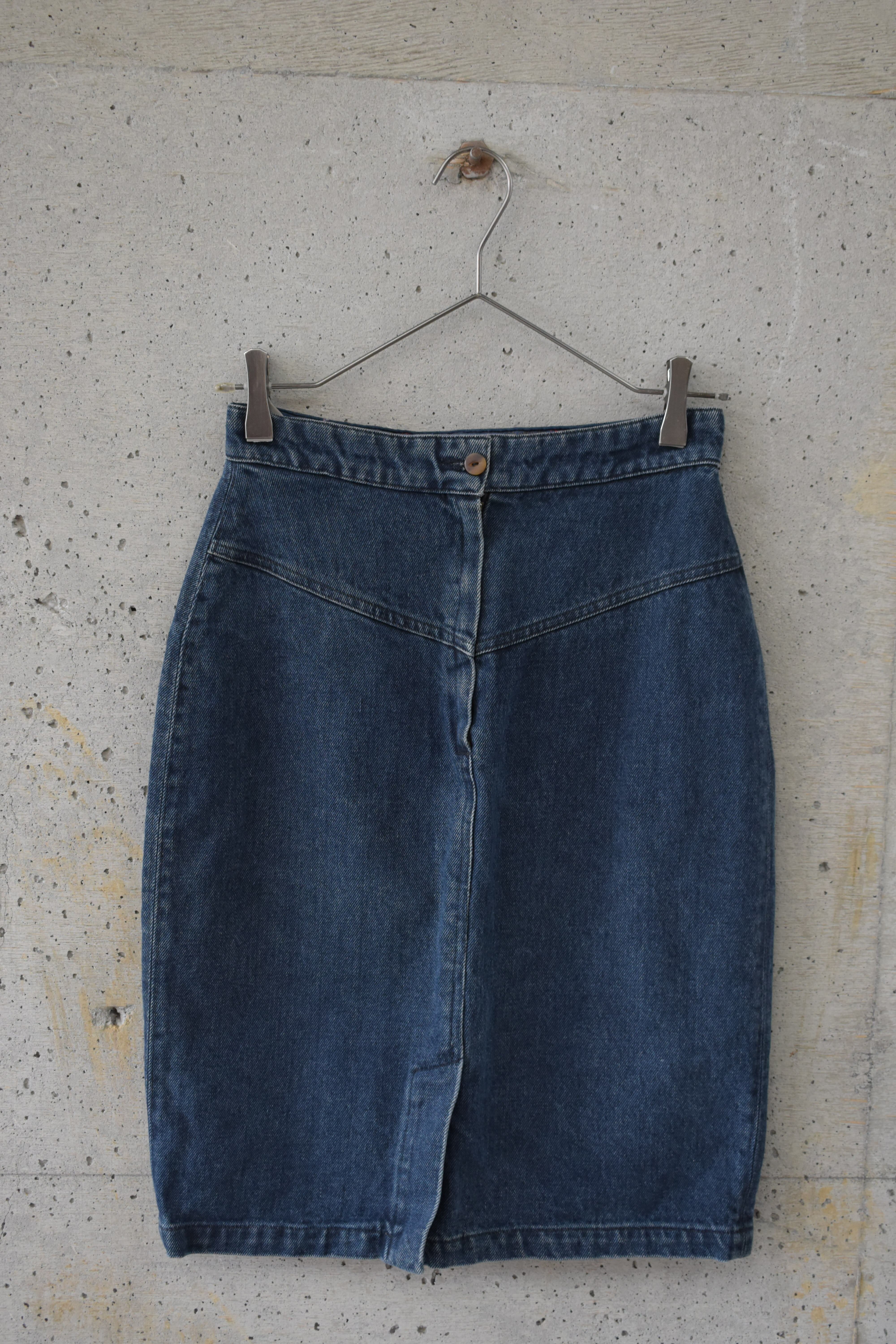 Back design denim skirt