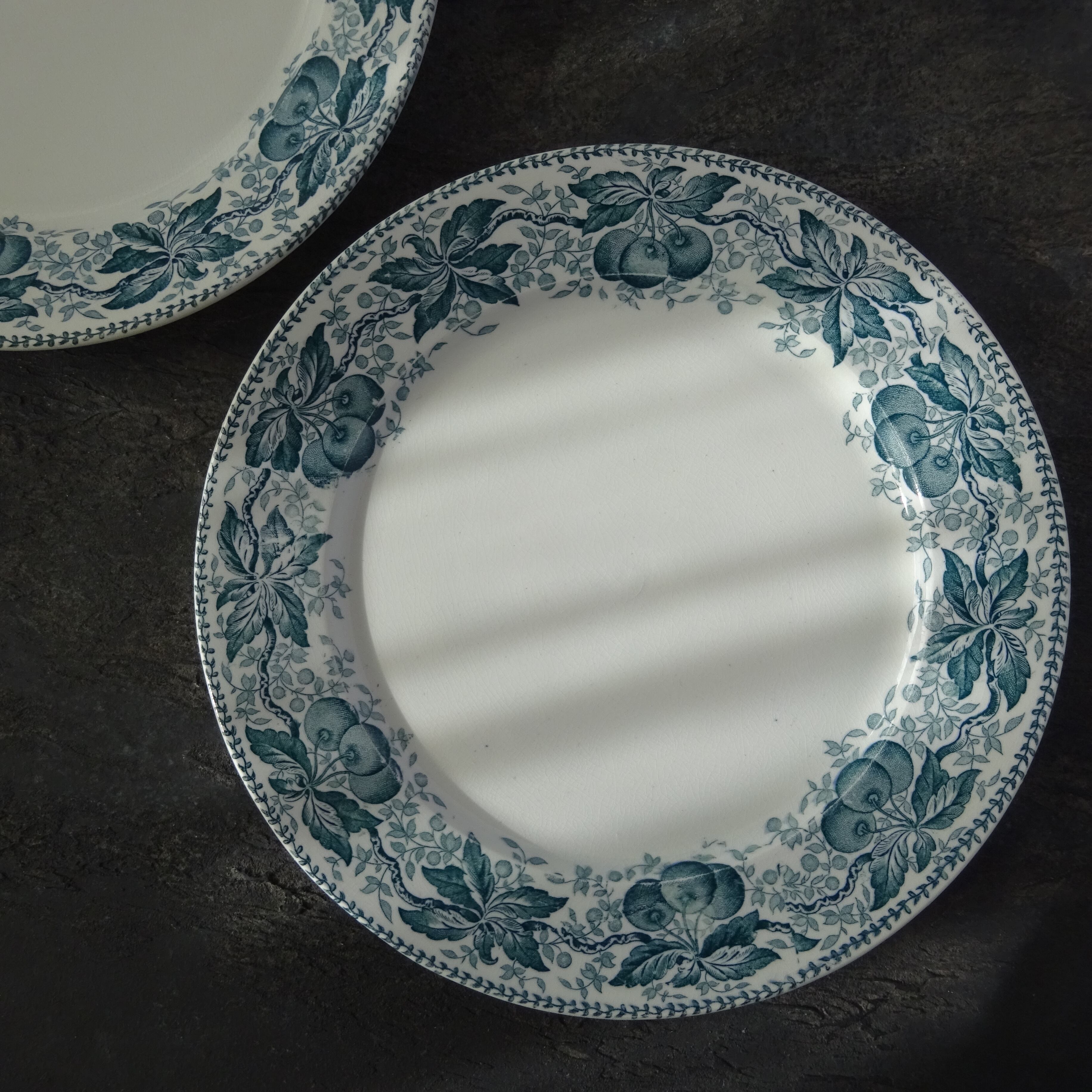 【 Épuisé 】T.F. Badonviller  modèle《CERISES》assiette plate (A)