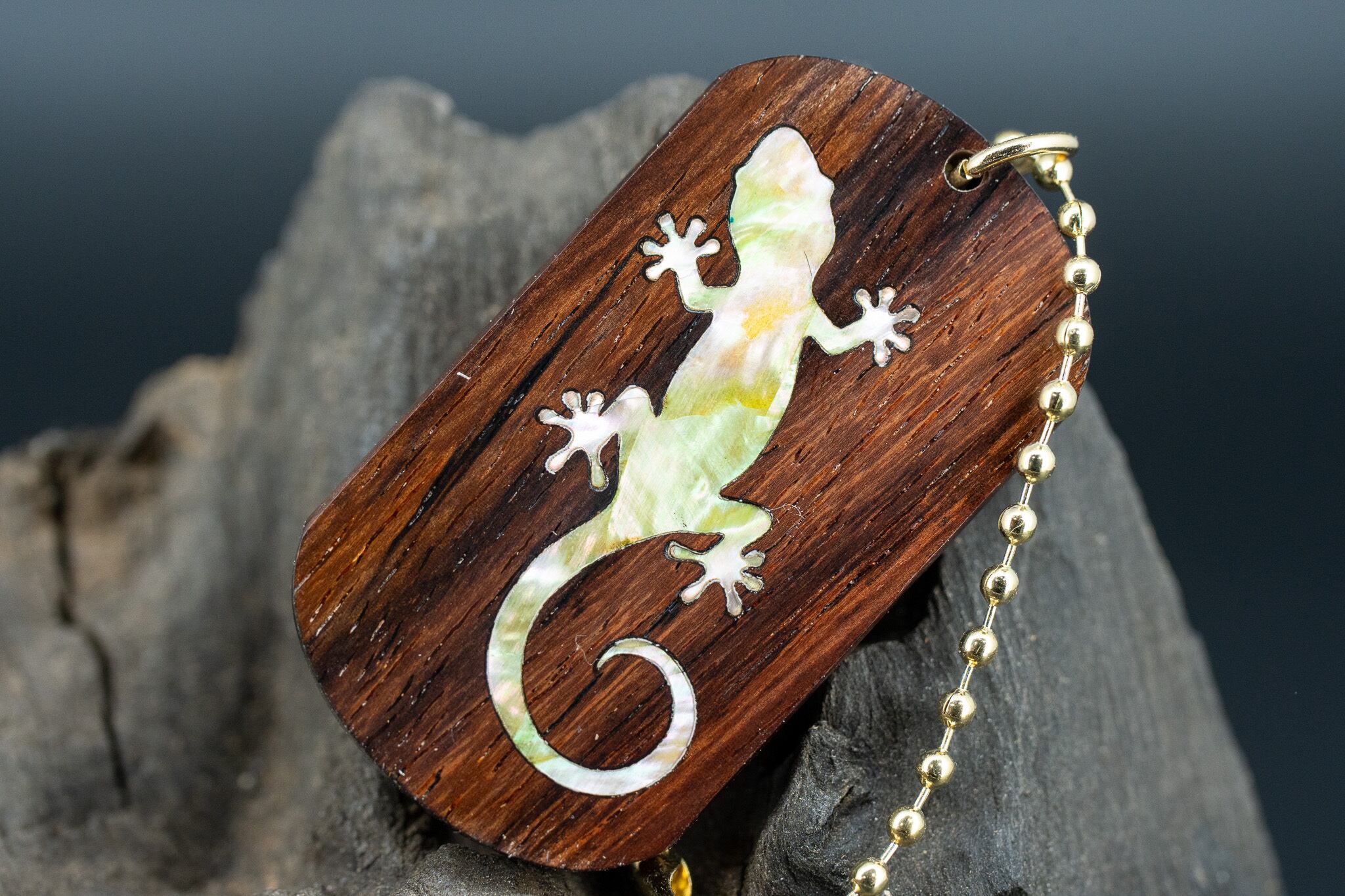 【唐木三大銘木】 紫檀 (ソノケリン) ドッグタグ 象嵌 木登りトカゲ