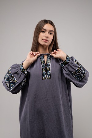 ウクライナ刺繍ヴィシヴァンカ グラージュ・ニジンカ（平行縫い）　手刺繍　ワンピース　麻　レディース・フリーサイズ