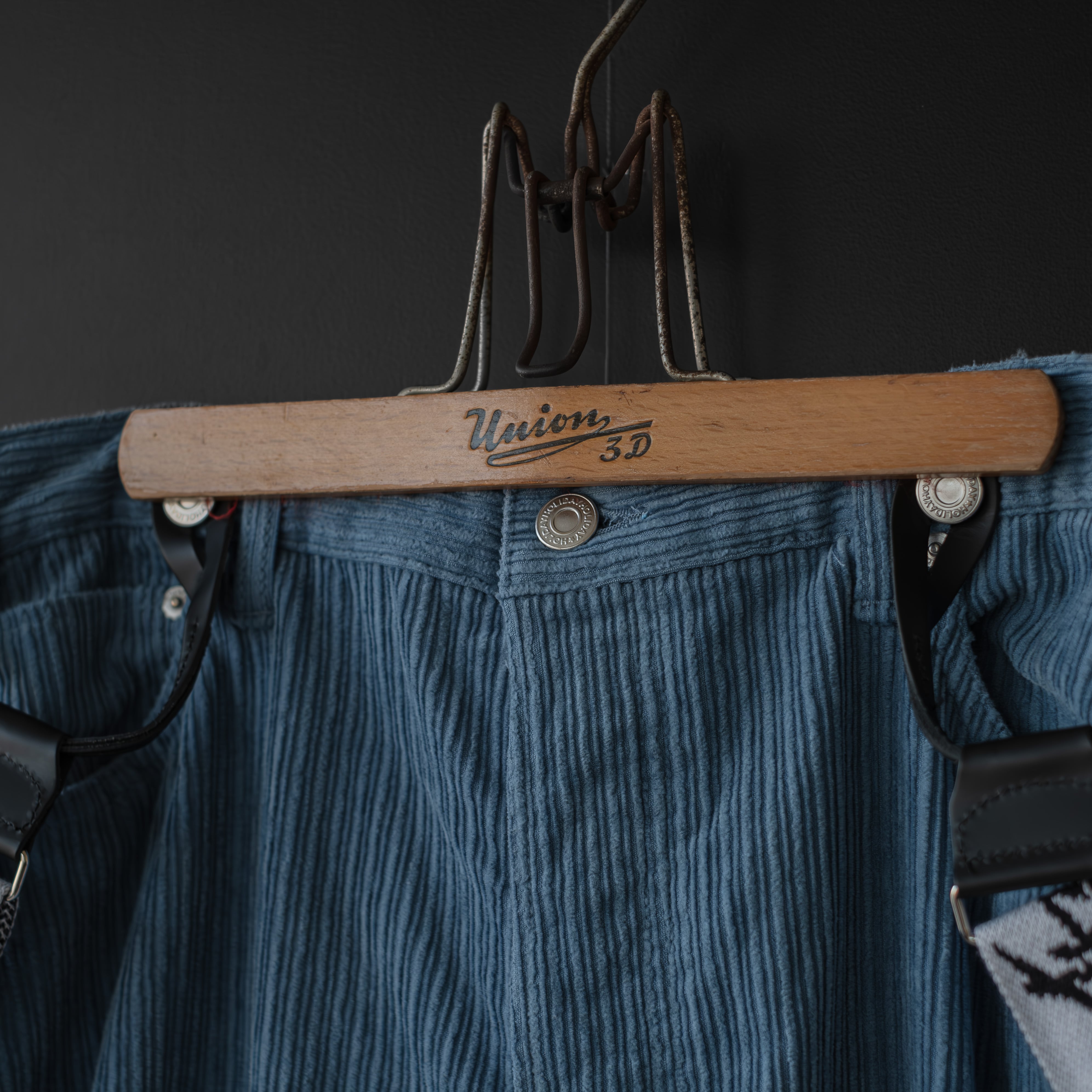 HOLIDAY】 DAMAGE CORDUROY SUSPENDER PANTS (blue) | dros dro