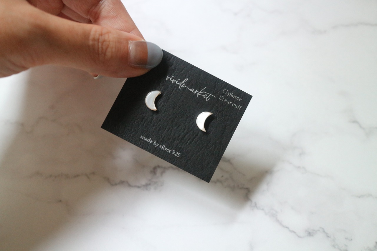 ホワイトムーンシルバーピアス