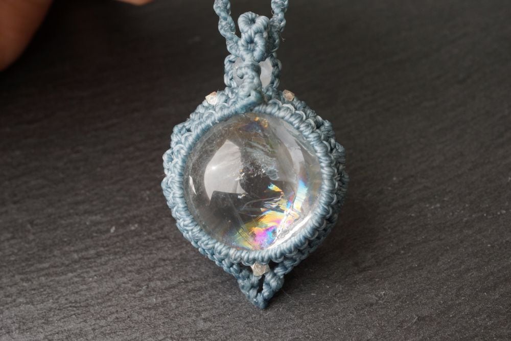 レインボー水晶（アイリスクォーツ）のマクラメネックレス