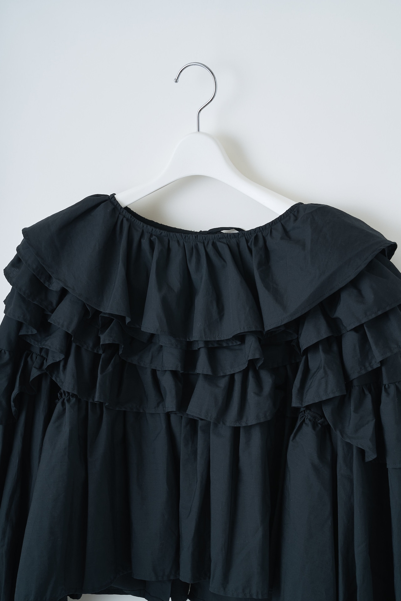 Frilled volume blouse