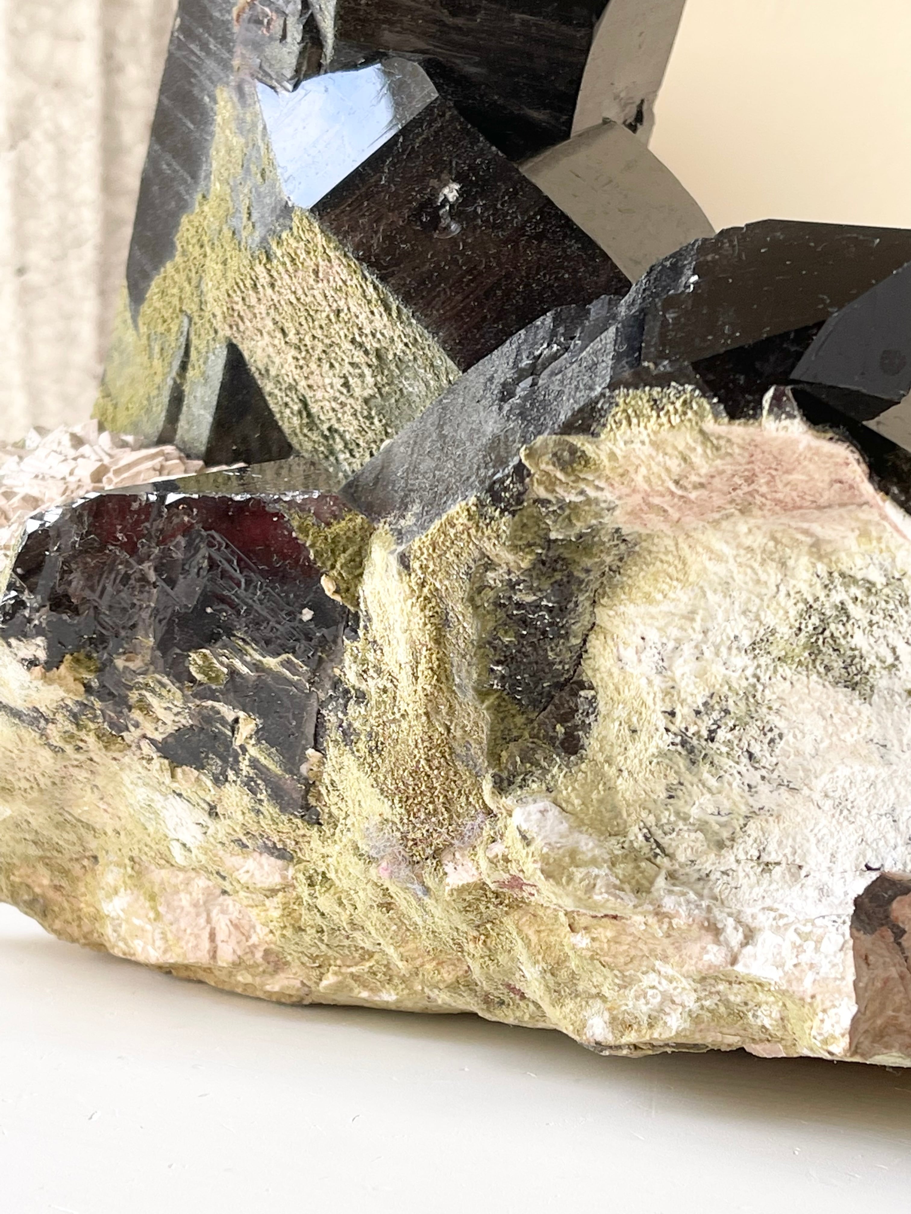 山東省産母岩付き黒水晶(モリオン)