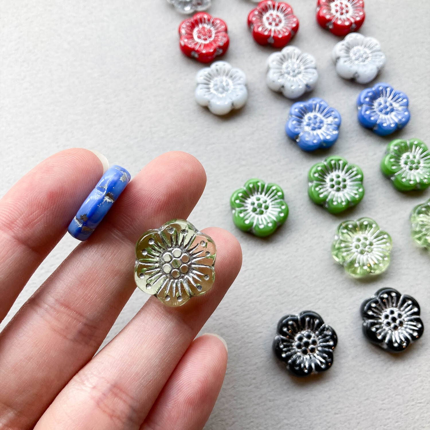 再入荷〉6枚花びらの梅の花チェコビーズM（18mm/シルバー） | Dua