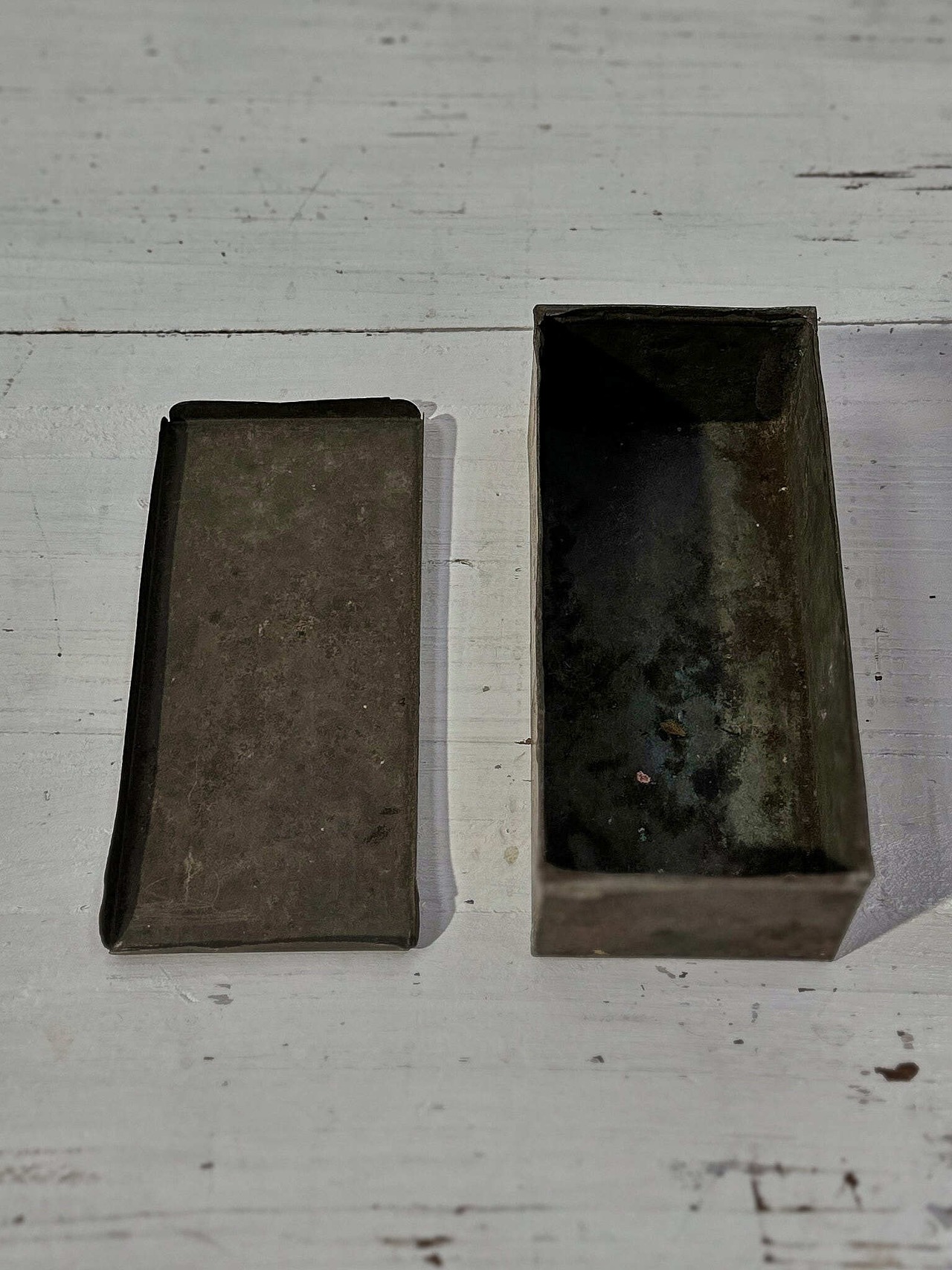 薄型ブリキのふた付き小箱