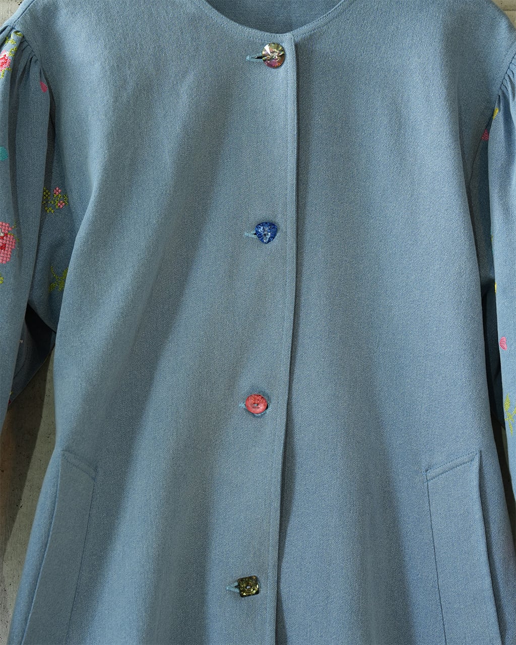 刺繍デニムコート Collarless embroidered coat (Light blue