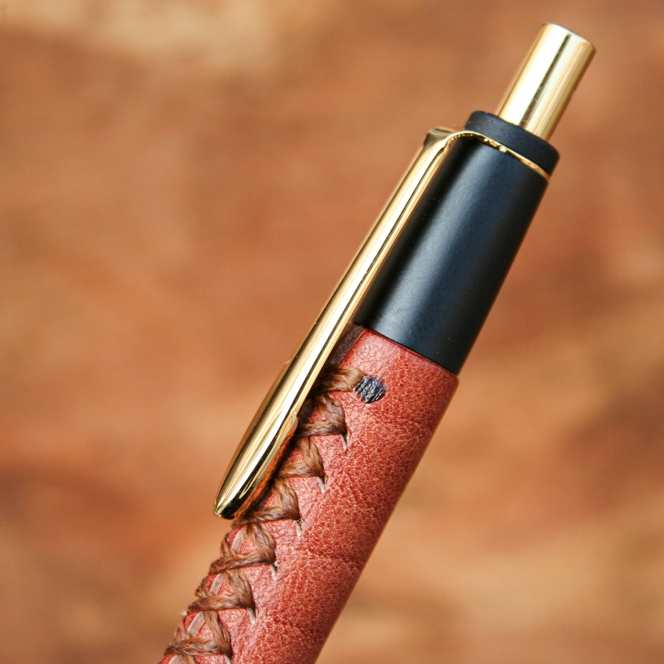 ☆不定期販売☆ 革軸ペン 【特上ヌメ革節目模様 ブラウン】 | Schicksal