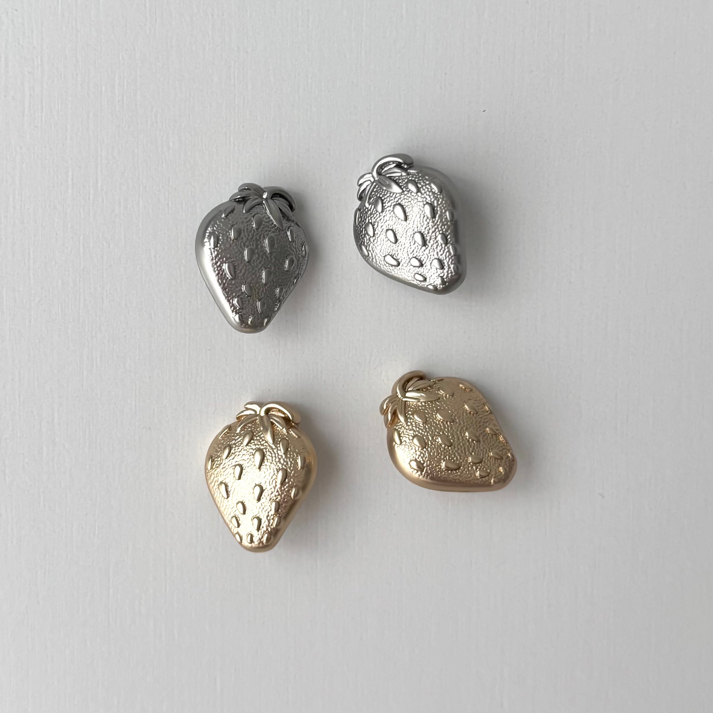 いちごボタン/ １個売り