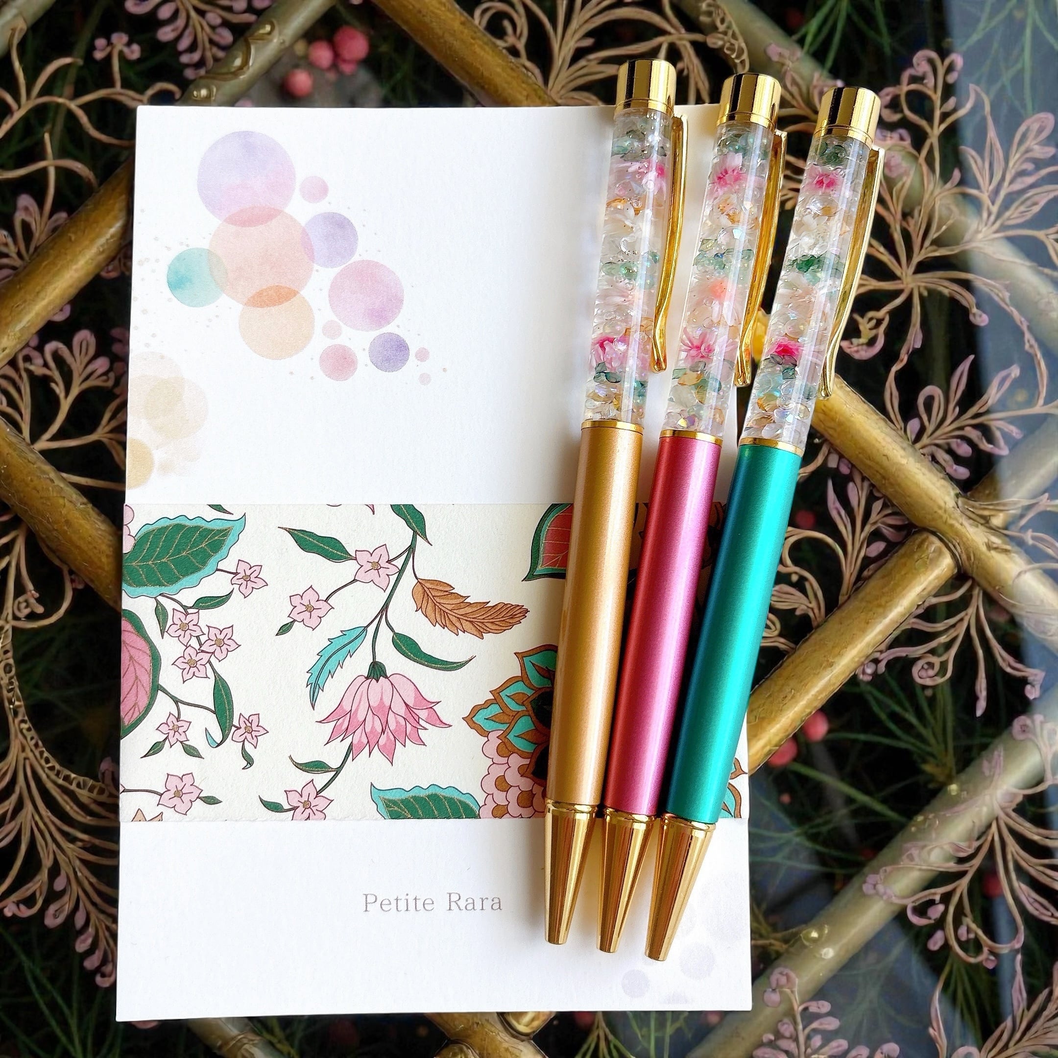 Dewdrop Bloom – ハーバリウムボールペン 選べるチャーム / 替え芯 クリアケース付き