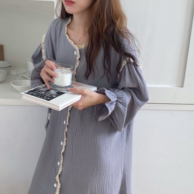 パジャマ レディース 送料無料 ルームウェア ワンピース 丸首 ラウンドネック フリル フレア レース 前開き ボリューム袖 ランタンスリーブ パフスリーブ バブルスリーブ ドロップショルダー 寝巻 裾フレア 膝丈 膝下 ミモレ丈 ブルーグレー ブルー 青 グレー 灰色 フリーサイズ ゆったり ゆる 大きめ 大きいサイズ ビッグサイズ プラスサイズ 可愛い かわいい キュート ガーリー カジュアル ラフ 楽ちん こなれ感 大人女子 無地 大人可愛い お泊り 休日 モテ 体型カバー 二の腕カバー ポケット