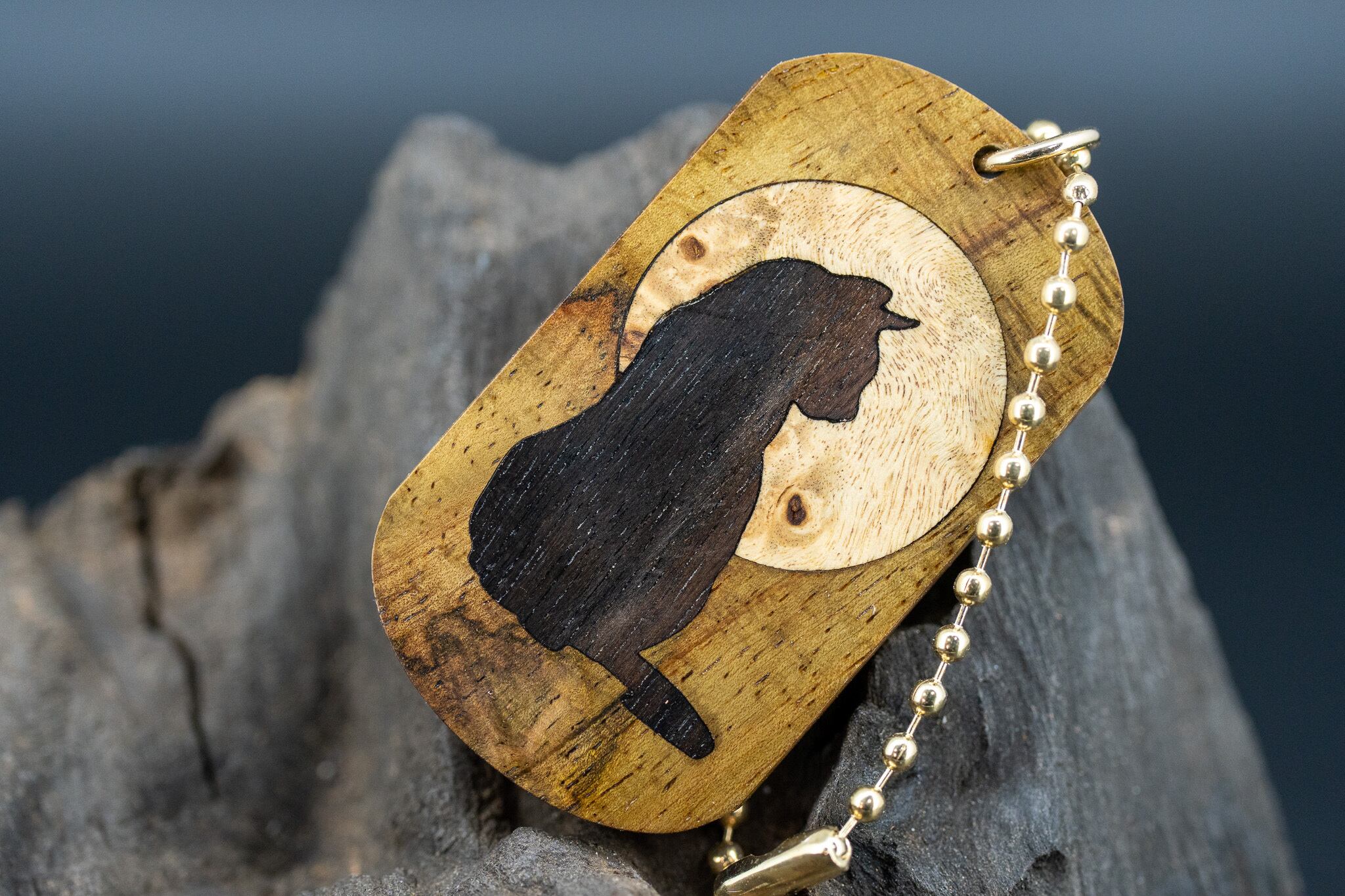 【21世紀最高峰の材】サイアミーズローズウッド マイクロカーリー ドッグタグ 象嵌 横を向く上品な猫