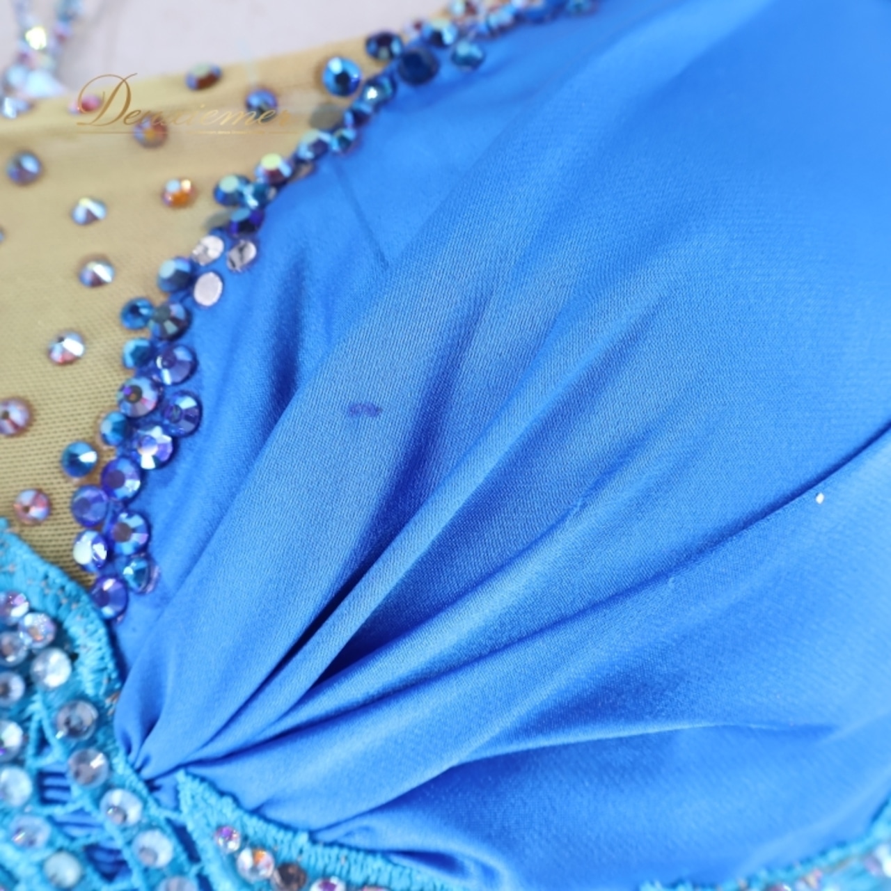 社交ダンス 衣装 スタンダードドレス ドレス スタンダード ワンピース 青 フロート レース ダンス デモ 競技 パーティ 発表会 水色 光沢 高級感 上品 ブルー系 フロートスカート おしゃれ 舞台衣装 ダンスコスチューム フェス 用衣装 光沢素材 パーティー衣装 フォーマル ドレスアップ ステージ衣装 競技用ドレス パフォーマンス用