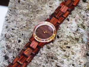 パリサンダを用いた木製腕時計（前フレームは金箔押し花）