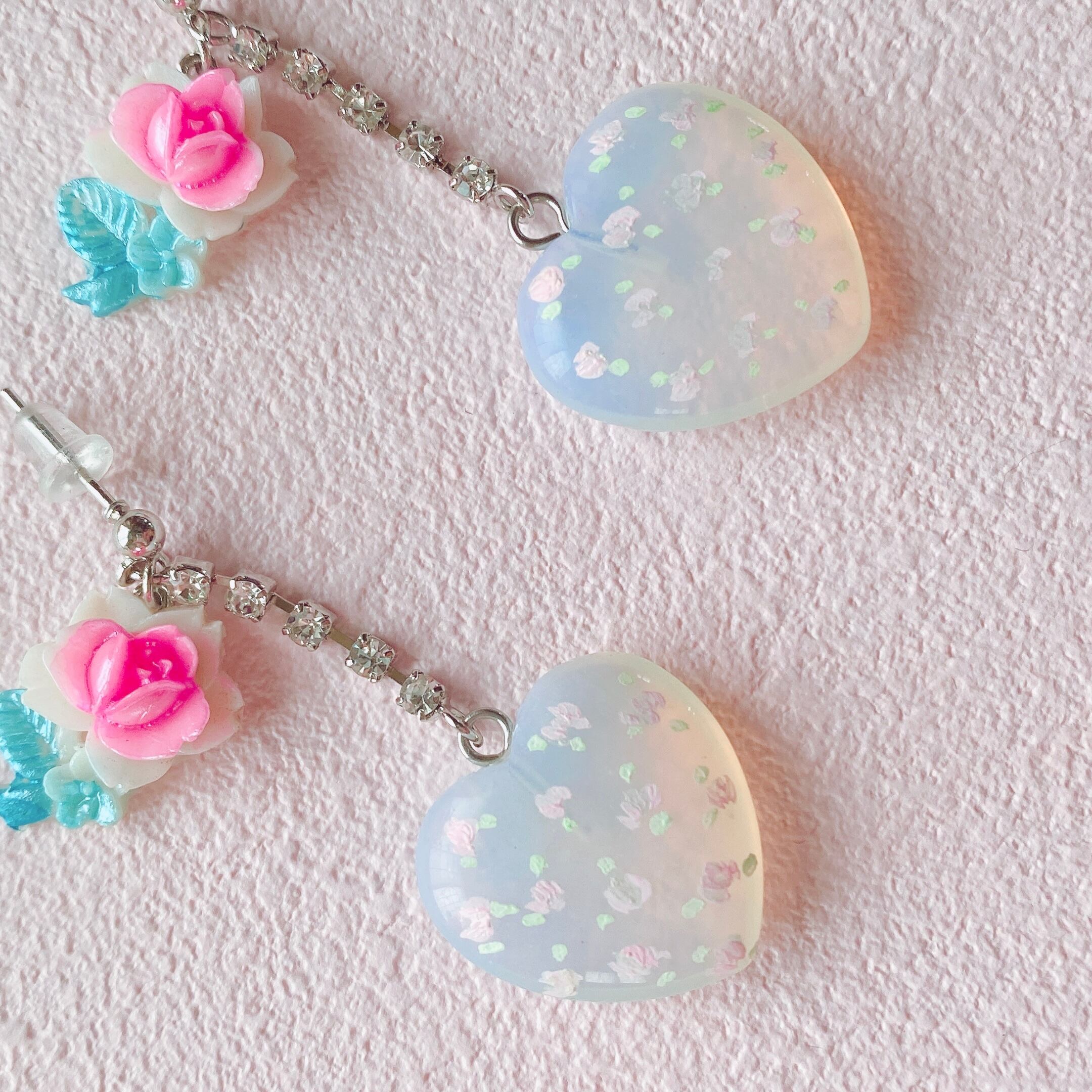 Hand paint x 天然石 ビジュ付き耳飾り (小花)