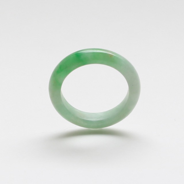 【14.5号】ホワイトにきれいなグリーンが水の中の絵の具のようなグラデーション翡翠くりぬきリング A貨翡翠 jd_rg1732