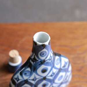 手描きの模様が美しい、陶器のボトル