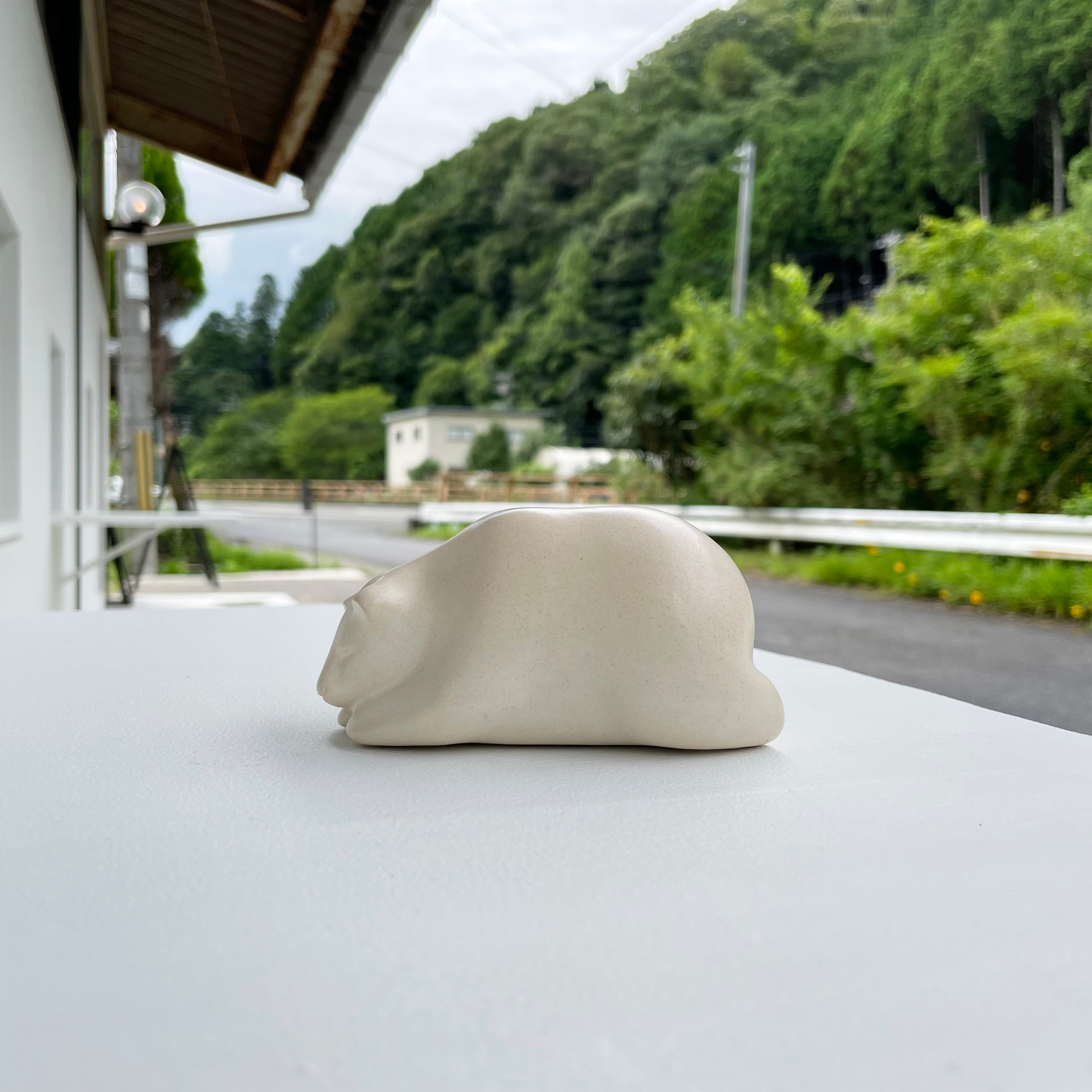 ホワイト足の彫刻 モダンアート ティモシーベア sleeping［OKIMONO / HAKUHA PROJECT］ | doors yamazoe