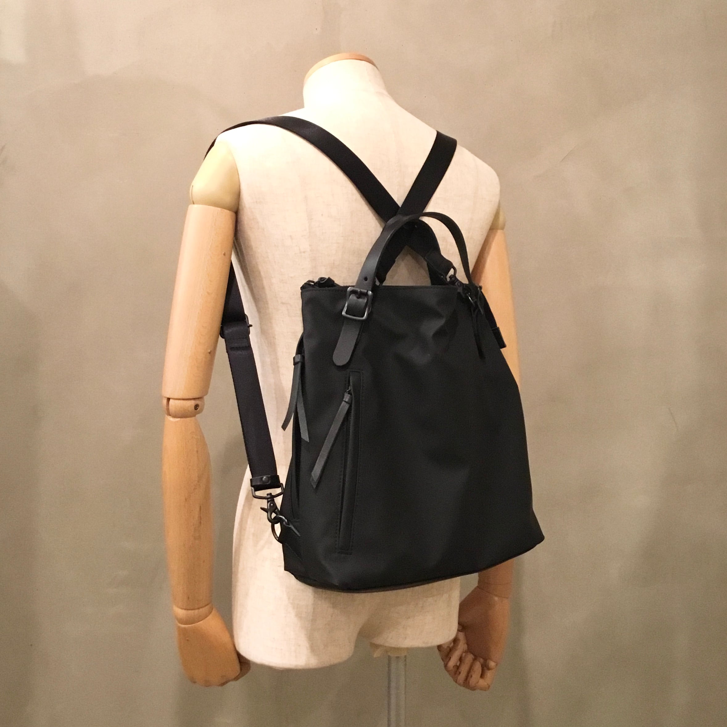 ウレタン樹脂のトートリュックSサイズ ／レスデザイン -LESS | -LESS