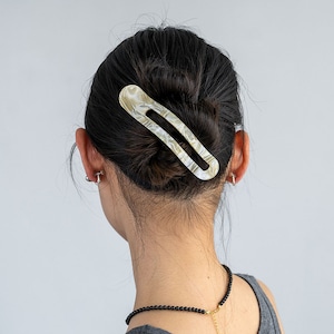 【ネコポス便】ヘアクリップ アーチクリップ 大きめ しっかり留まる 3色展開 べっ甲風 マーブル 大理石風 ウェーブ ニュアンス 艶 まとめ髪  2593