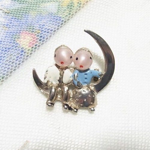 三日月に座る男女のブローチ　アクセサリー卸値以下でセール　K1955B