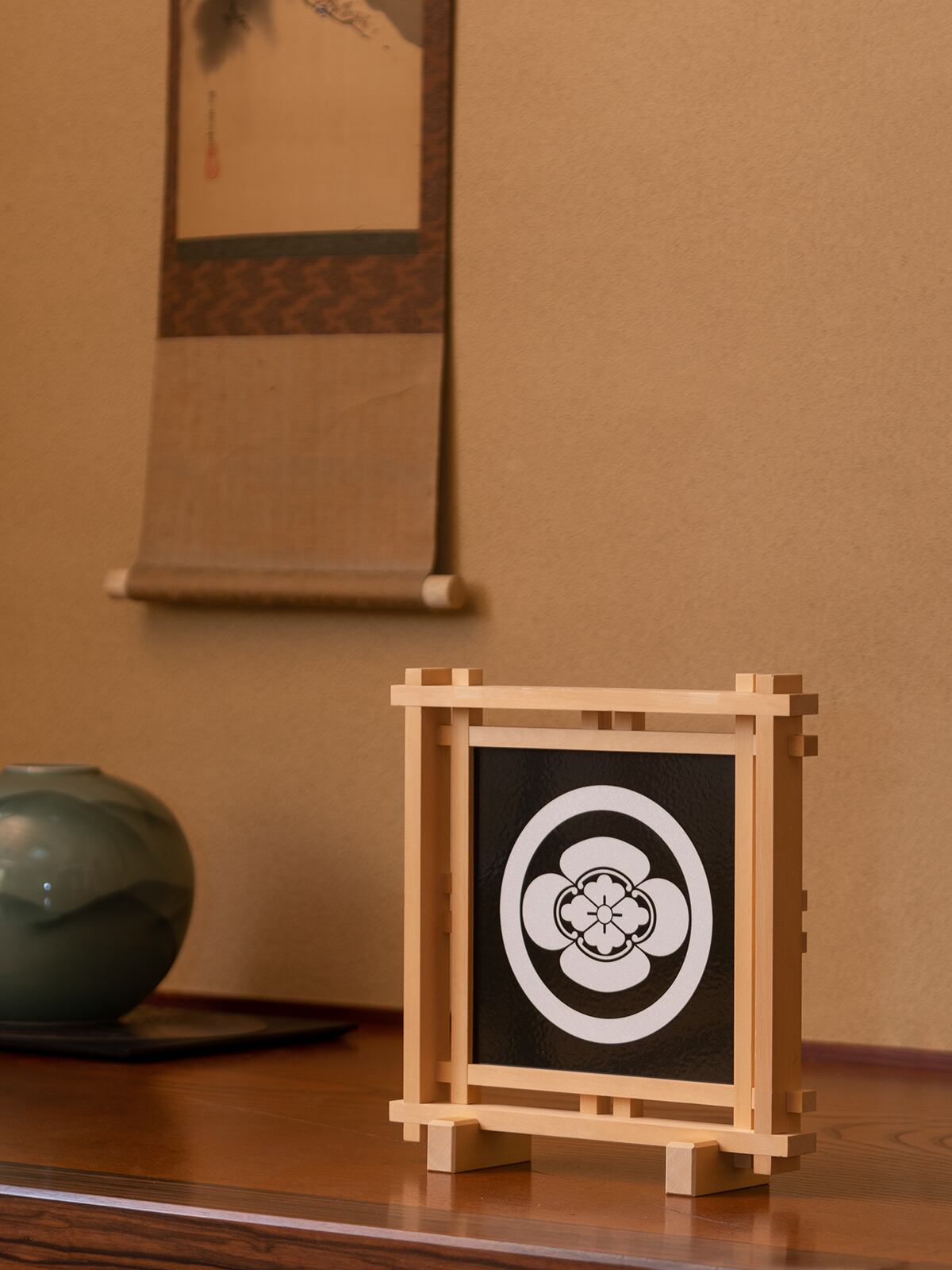 丸に梅鉢］組子細工の家紋パネル（28×28×10cm） | 能登もの