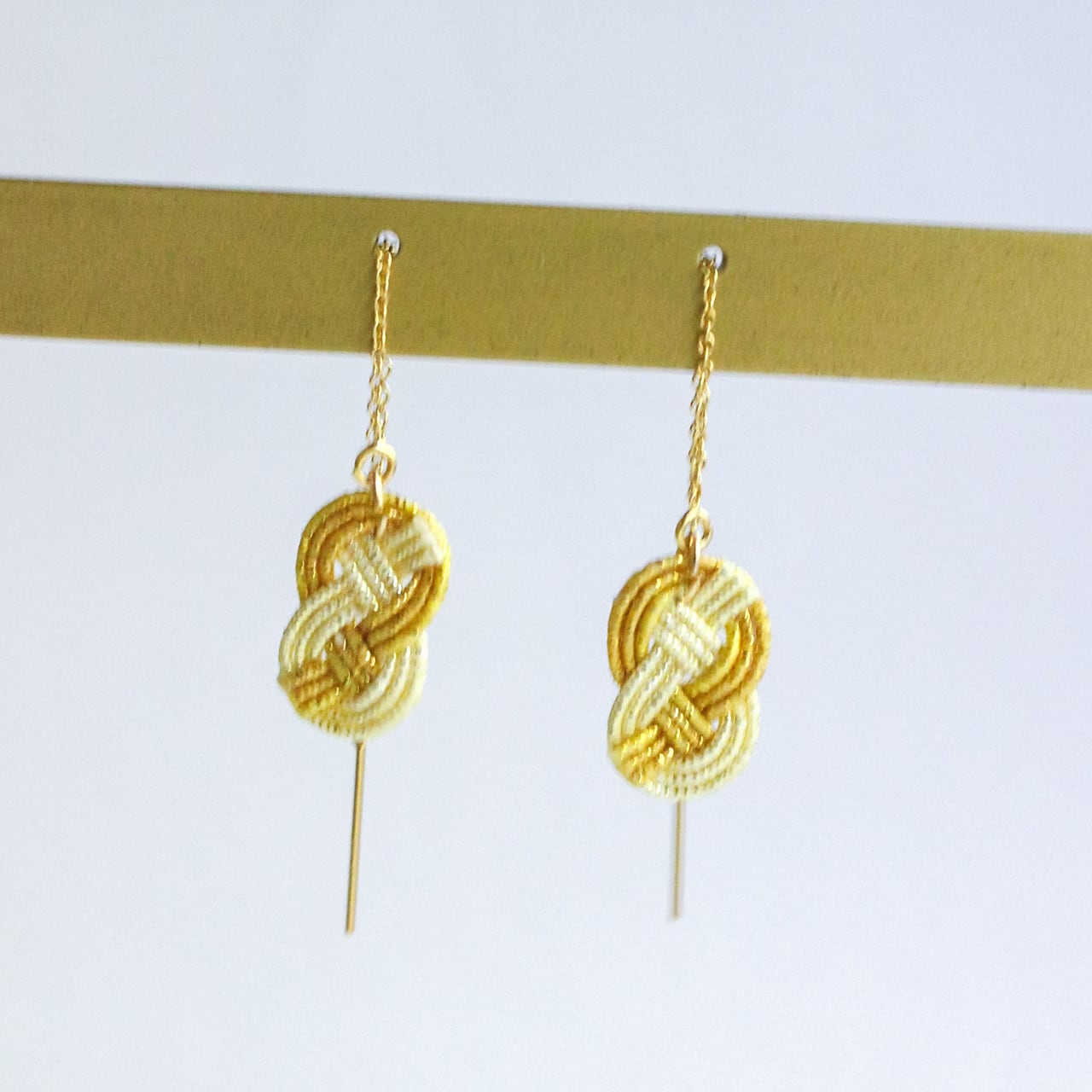 水引ピアス・イヤリング - MUSUHI - ゴールド＆アイボリー | 紙単衣