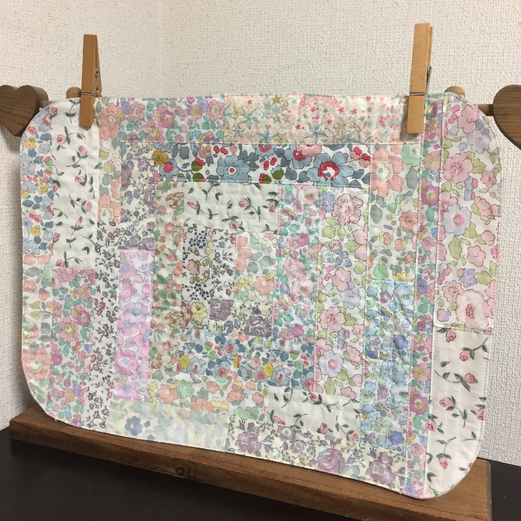 ハンドメイド パッチワーク タペストリーリバティ生地 フェリシテ