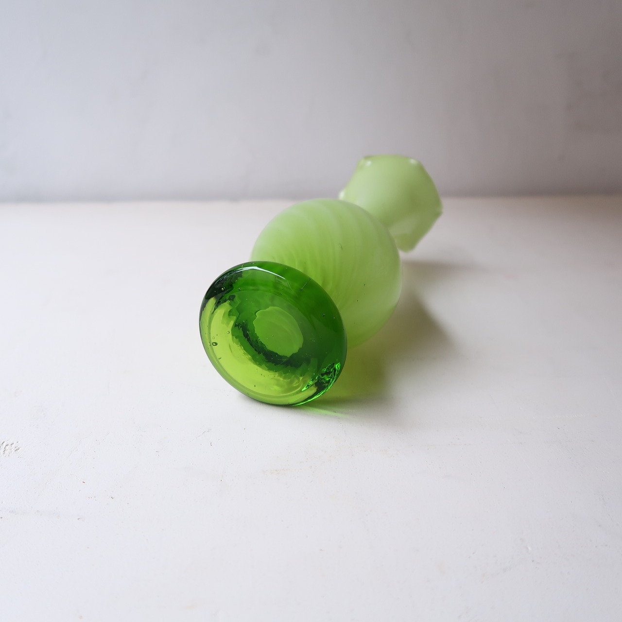 若草色のひらひら花瓶