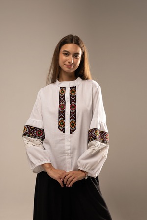 ウクライナ刺繍ヴィシヴァンカ　手刺繍　麻　レディース・フリーサイズ