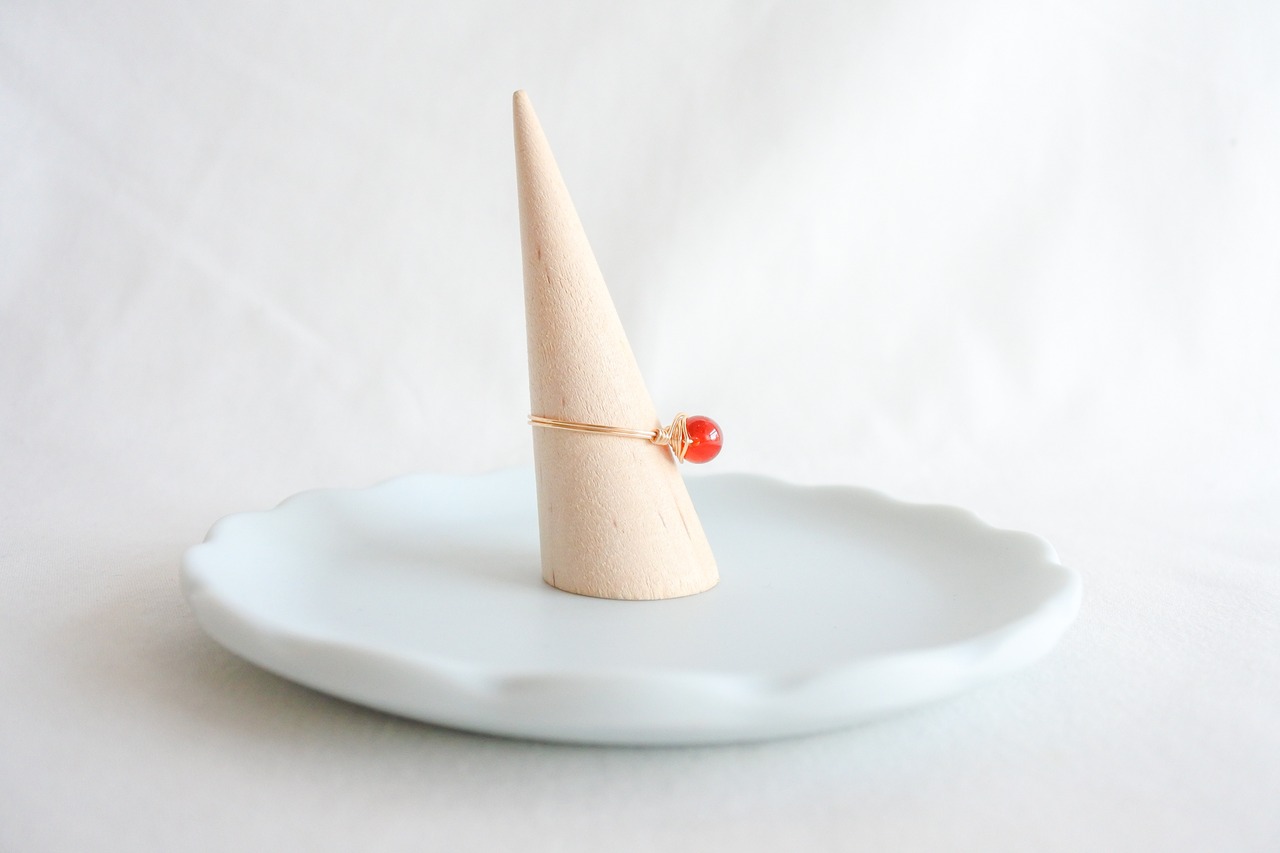 赤メノウ　こつぶ　ゴールドの指輪