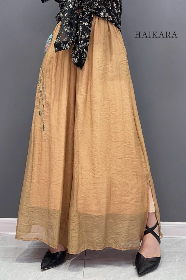 Elegant wide pants with embroidered design