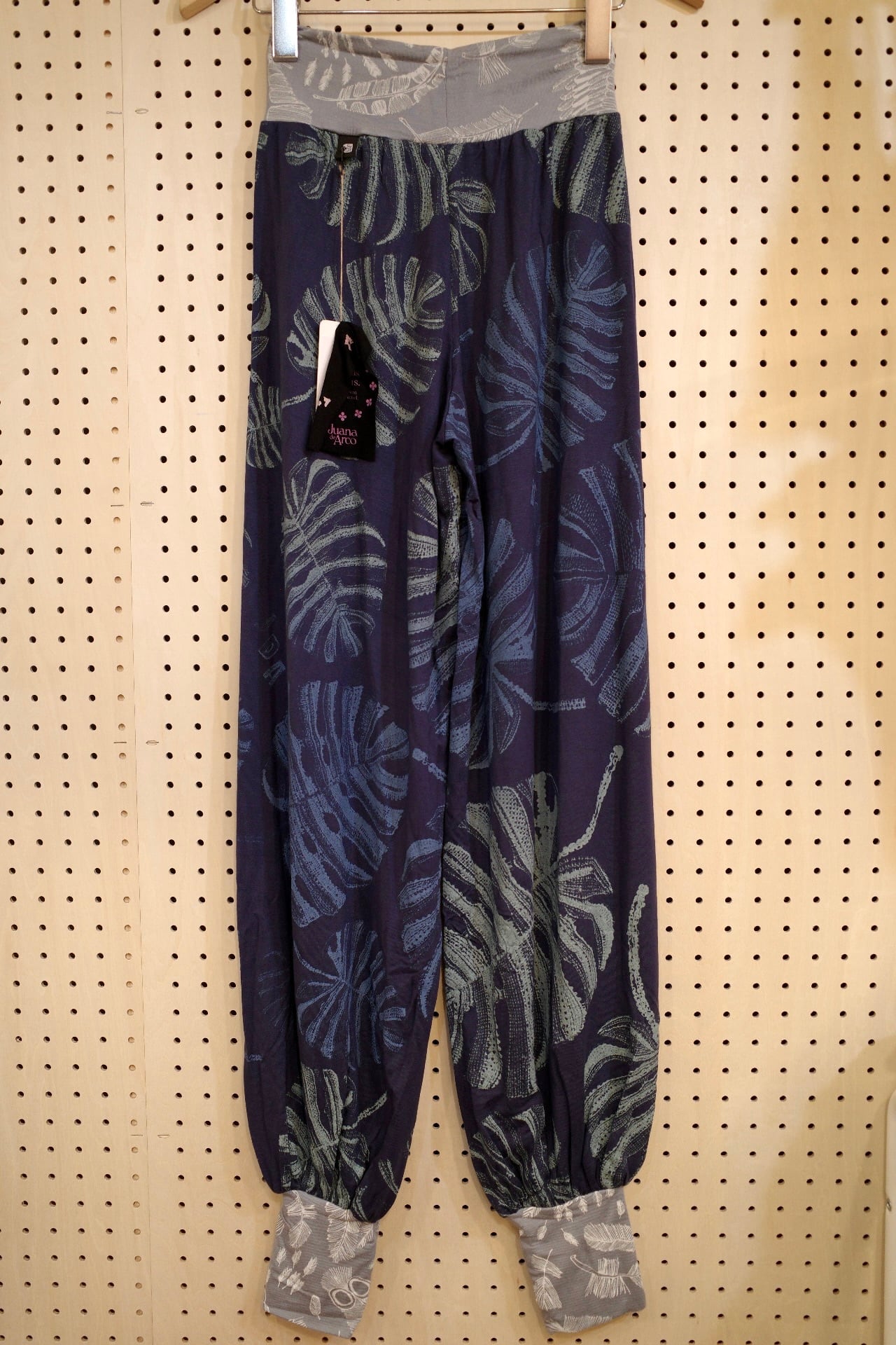 ●値下交渉不可● 未使用　juana de arco アラジンパンツ アラジンパンツ size S (ネイビー/モンステラ柄) | Juana de Arco