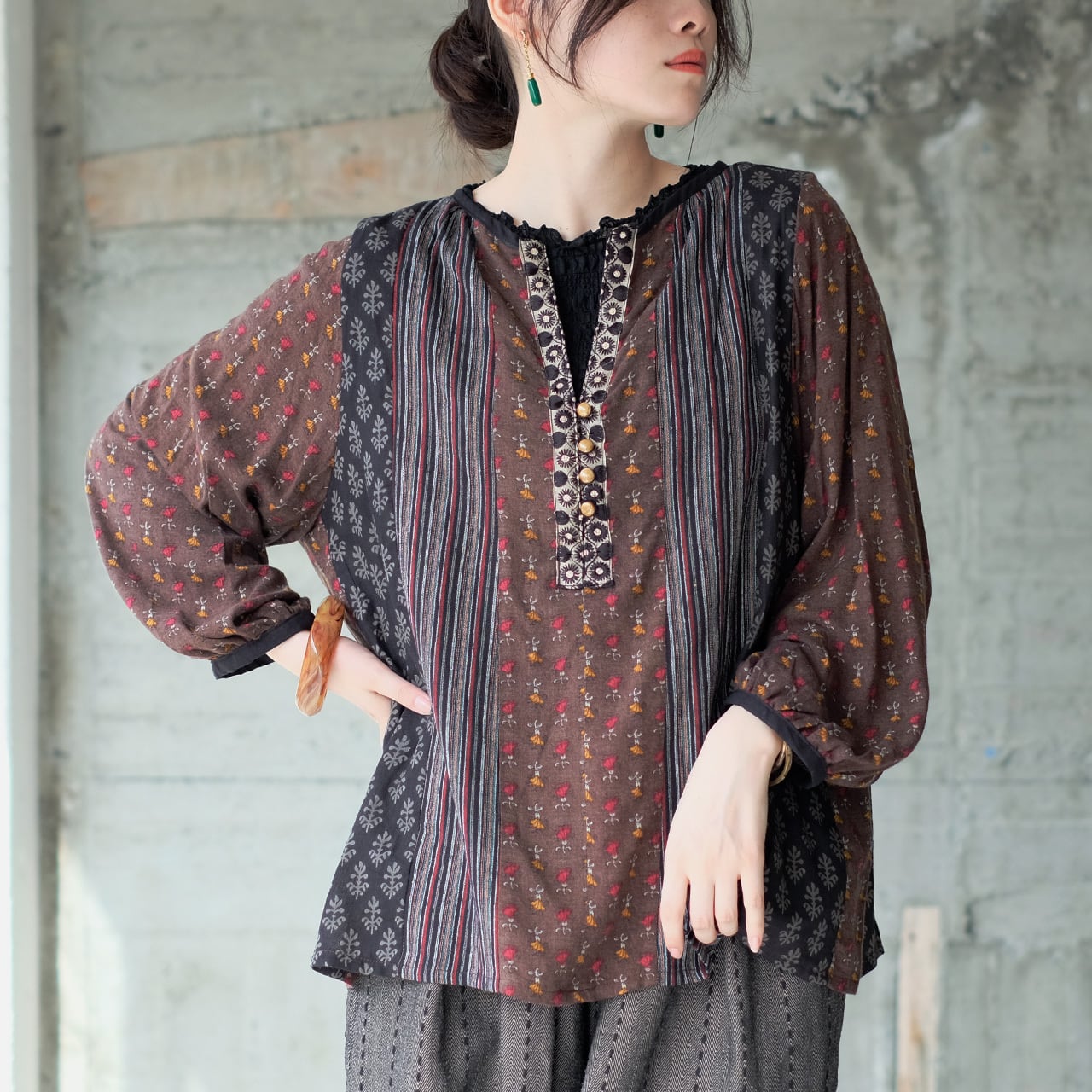 【再販】ミステリアスに煌めく♪オリエンタルパッチワークブラウス(25w-07)ブラウン