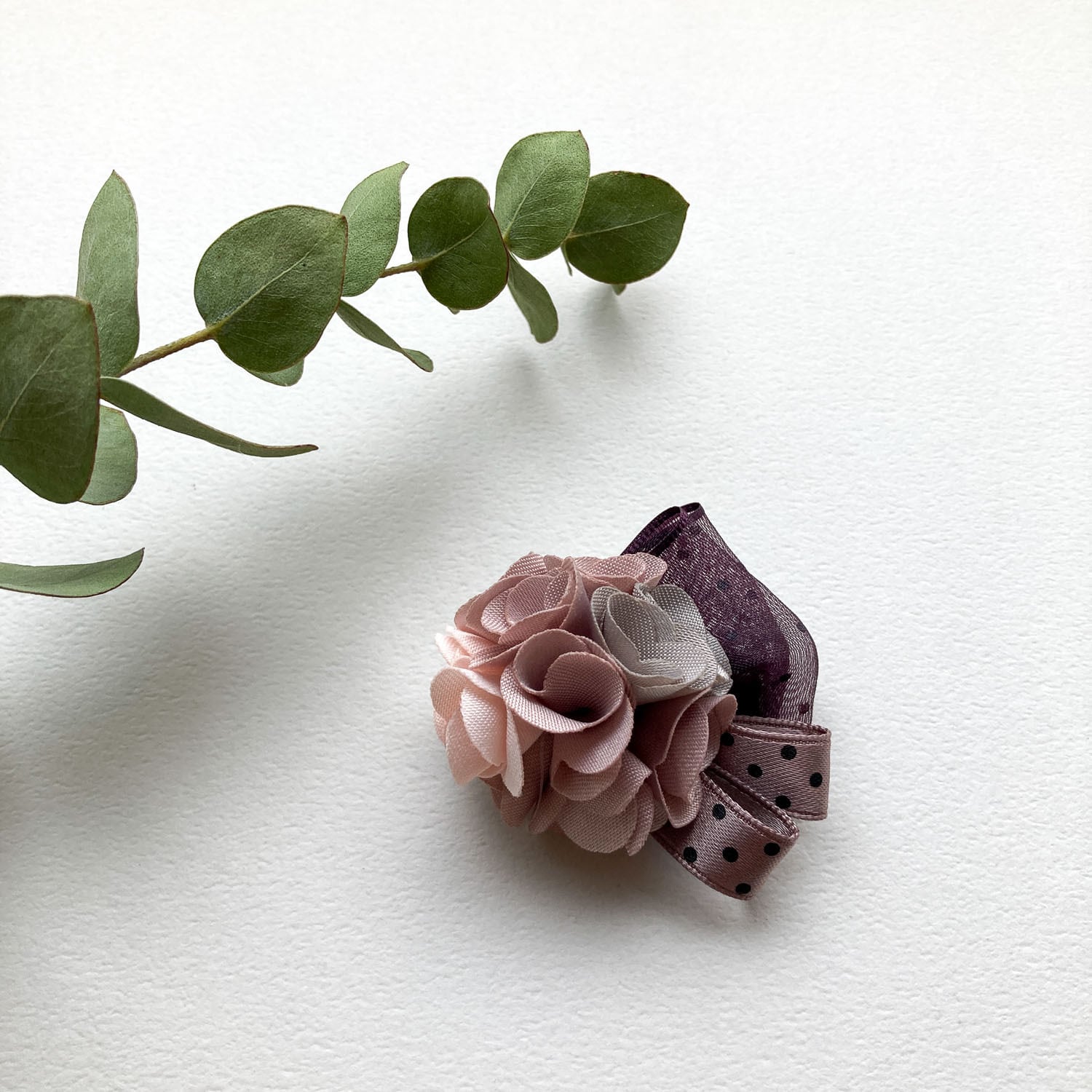 お花と2種のドットリボンのブローチ