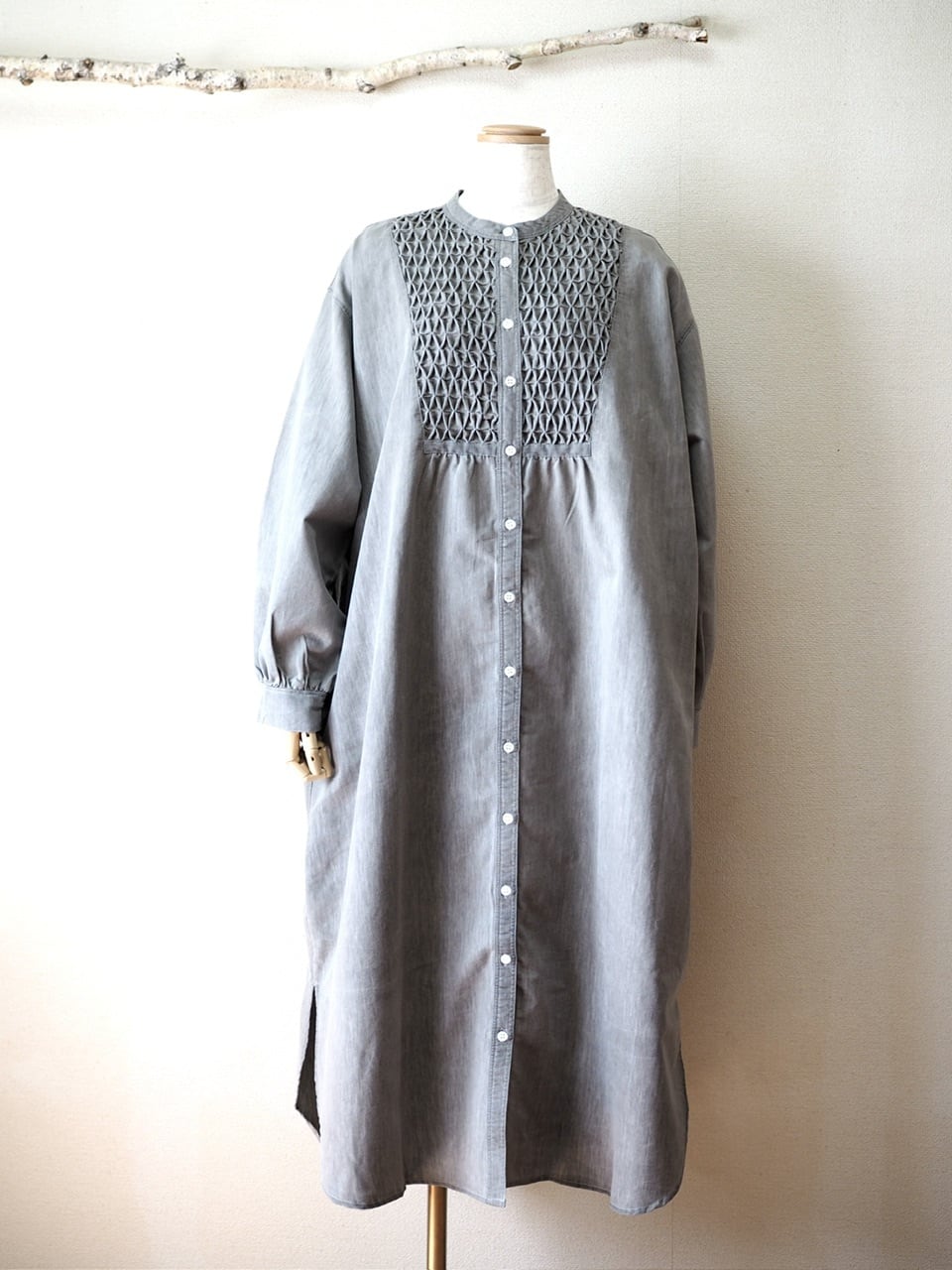 スモッキングデニムワンピース <グレー>