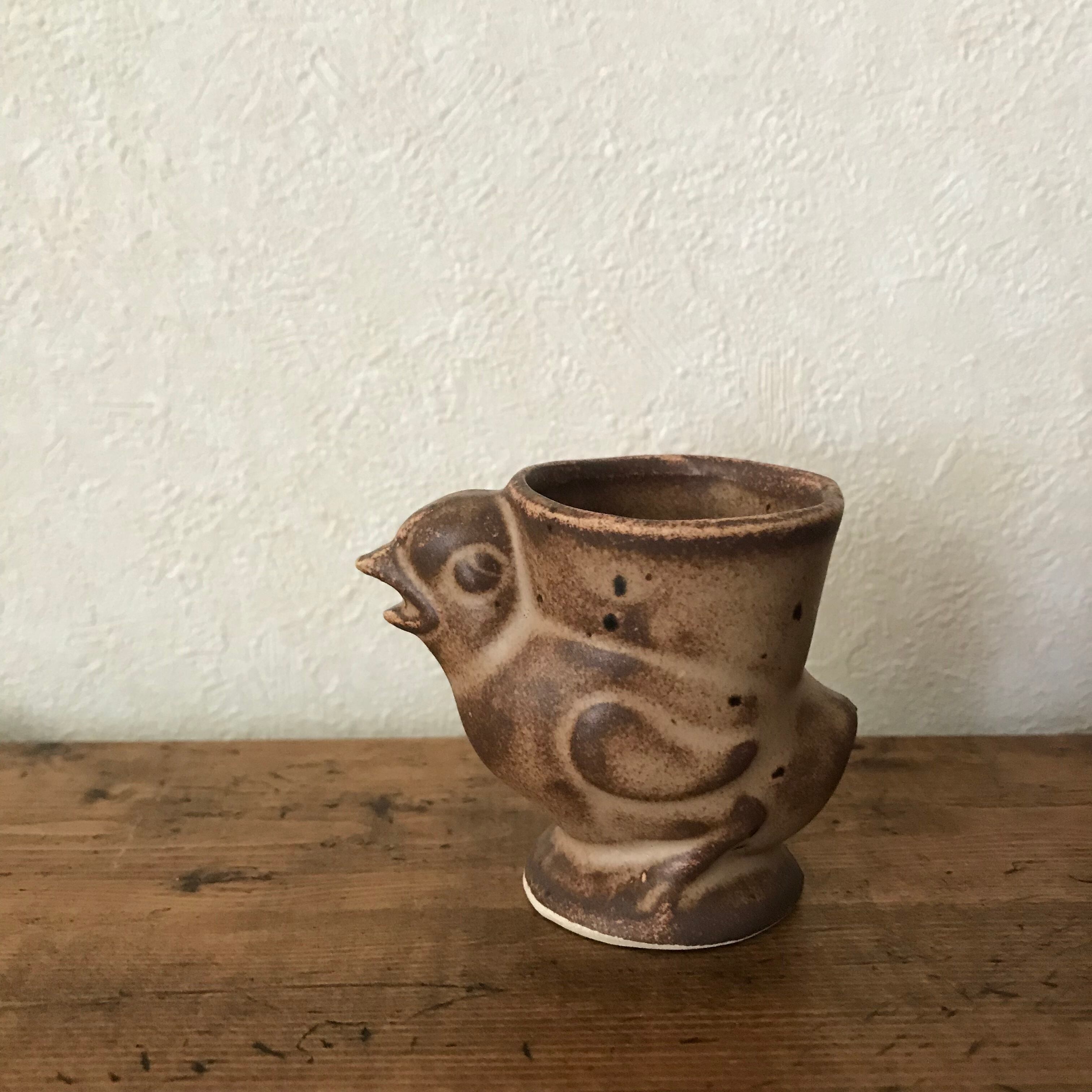 マットな茶色の鳥のエッグスタンド