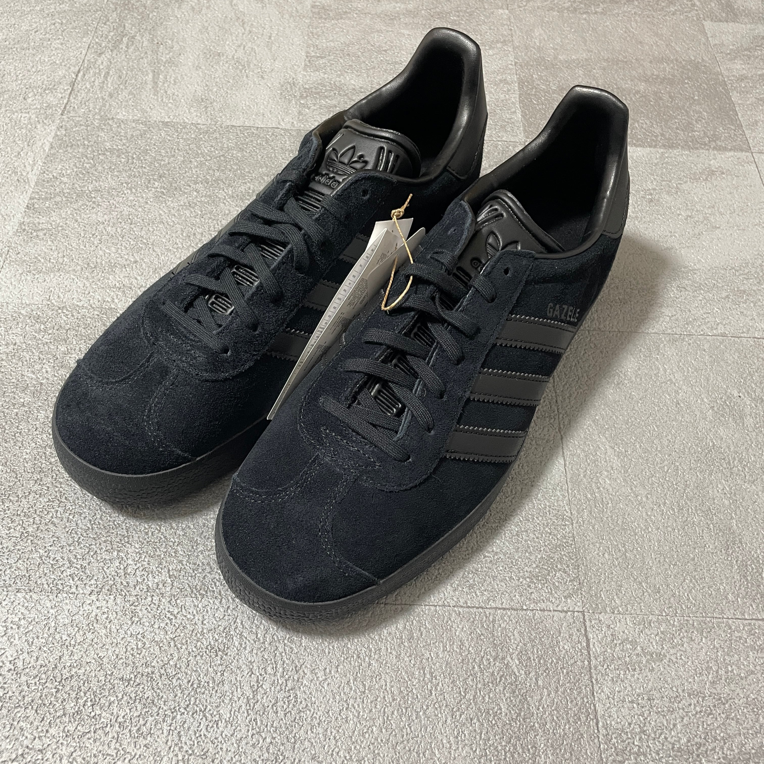 シーンスケートボードAdidas gazelle Triple black 26.5