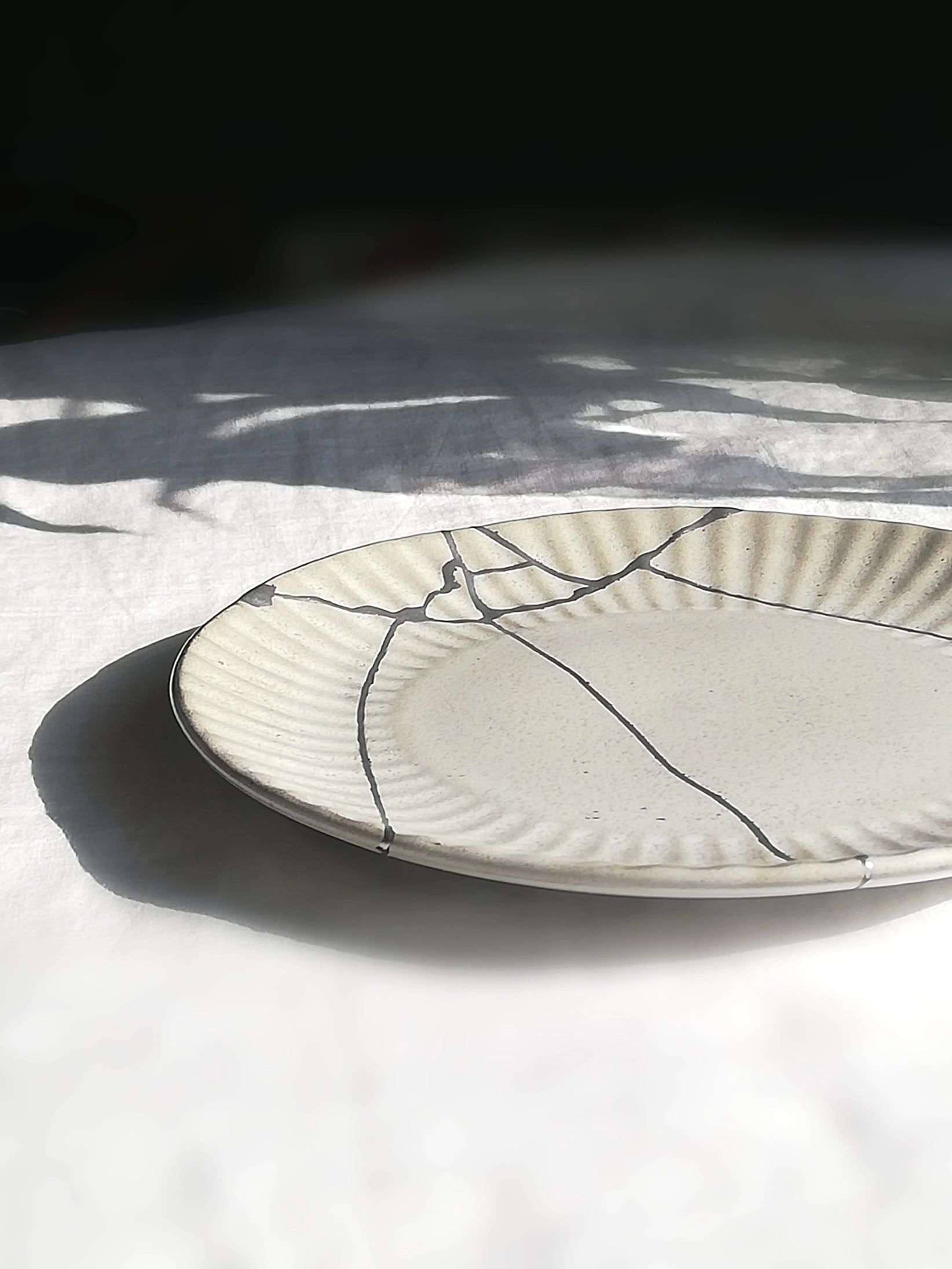 白釉リム皿｜金継ぎ修理済（一点もの）Kintsugi Repaired Plate（17cm