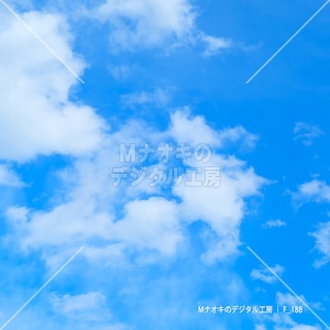 初夏の青空とフワフワした雲　Early summer blue sky and fluffy clouds