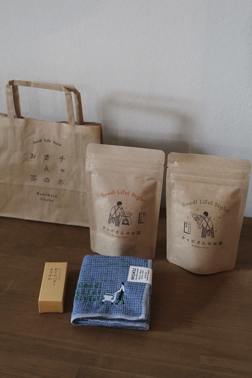 お茶と羊羹と、かわいいハンカチと。