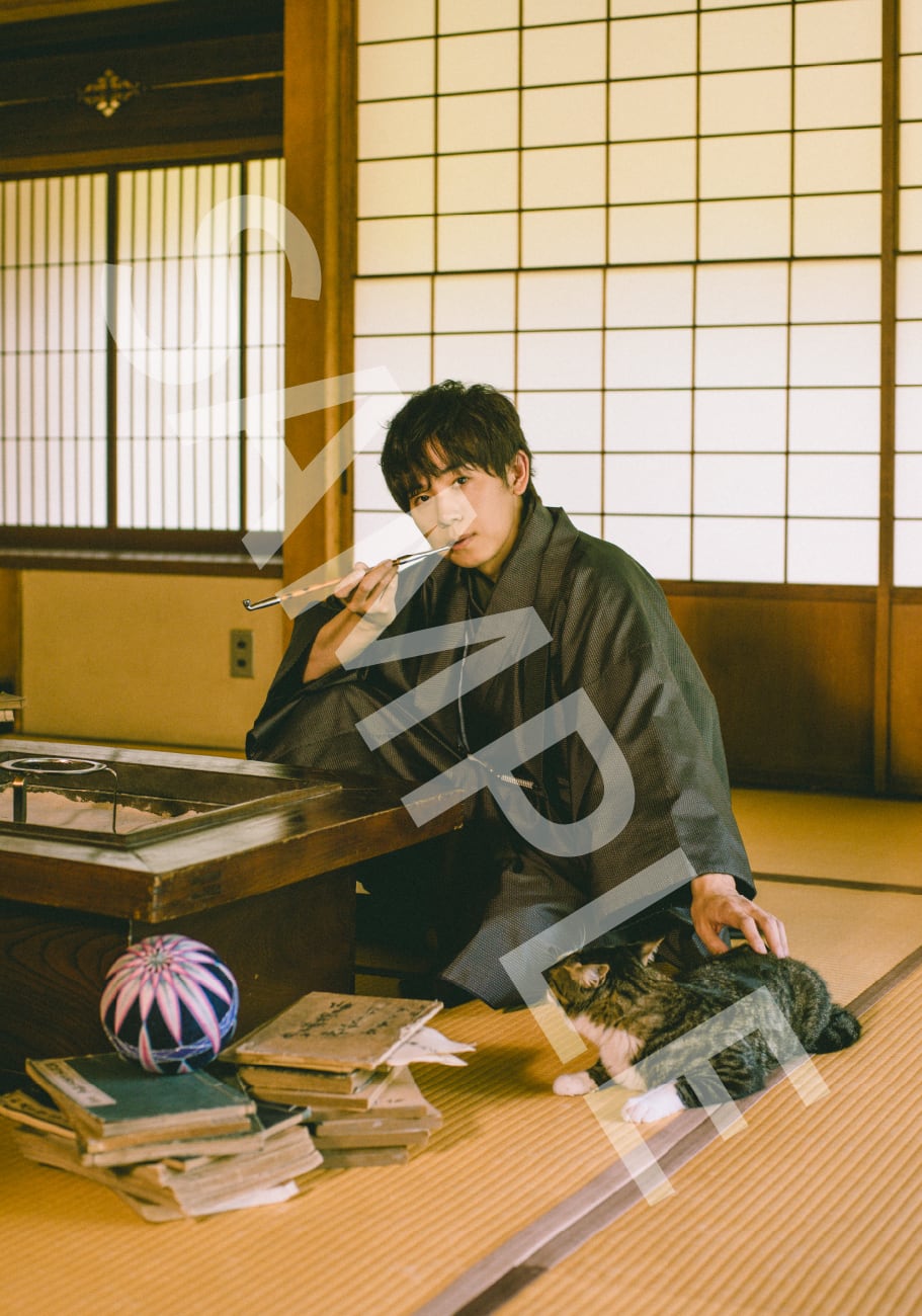 【受注販売】『文豪ノスタルジア 山下大輝×夏目漱石 吾輩は猫である』アザーカットブロマイドB