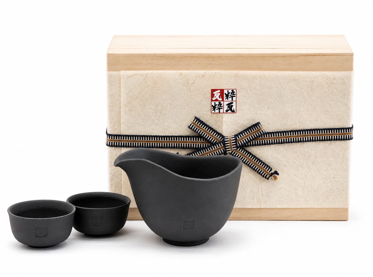 セット販売】片口徳利「英」(判押)・おちょこ×2個 | 瓦製食器[粋瓦]瓦