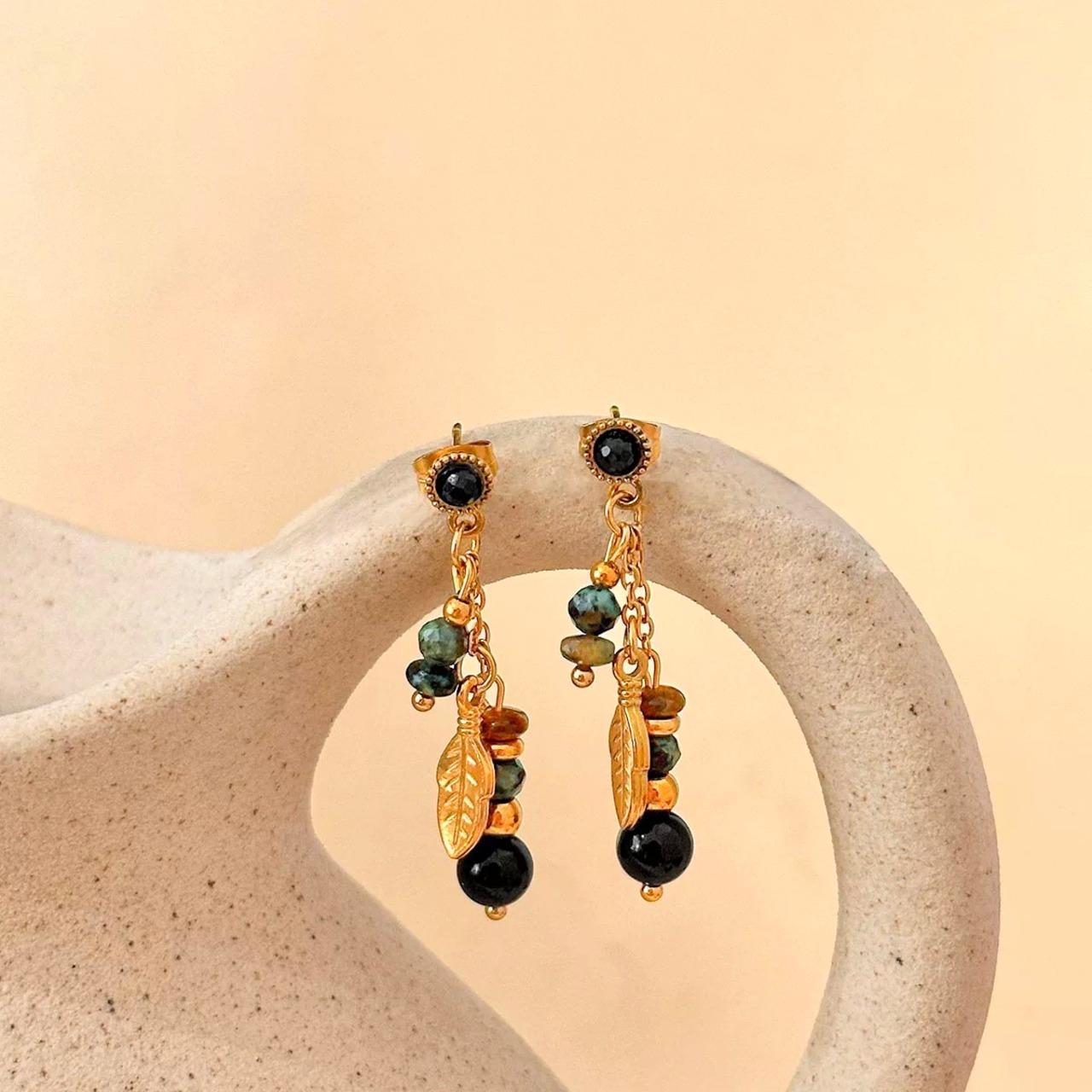 ハンドメイド ゴールド リーフ＆グリーンビーズ ピアス - 1