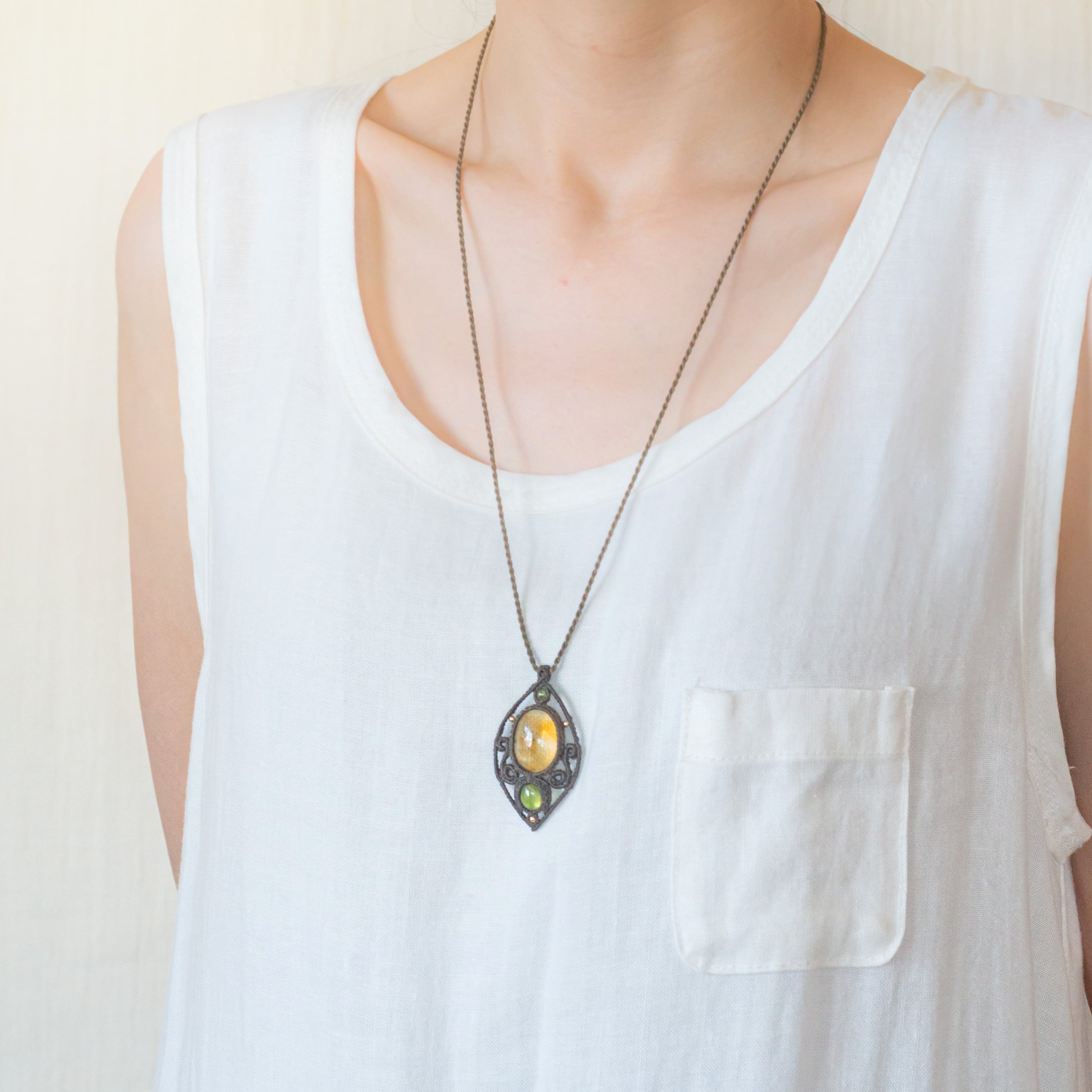 シトリン+ペリドットのマクラメ編み 天然石ネックレス | SHANTi WALA