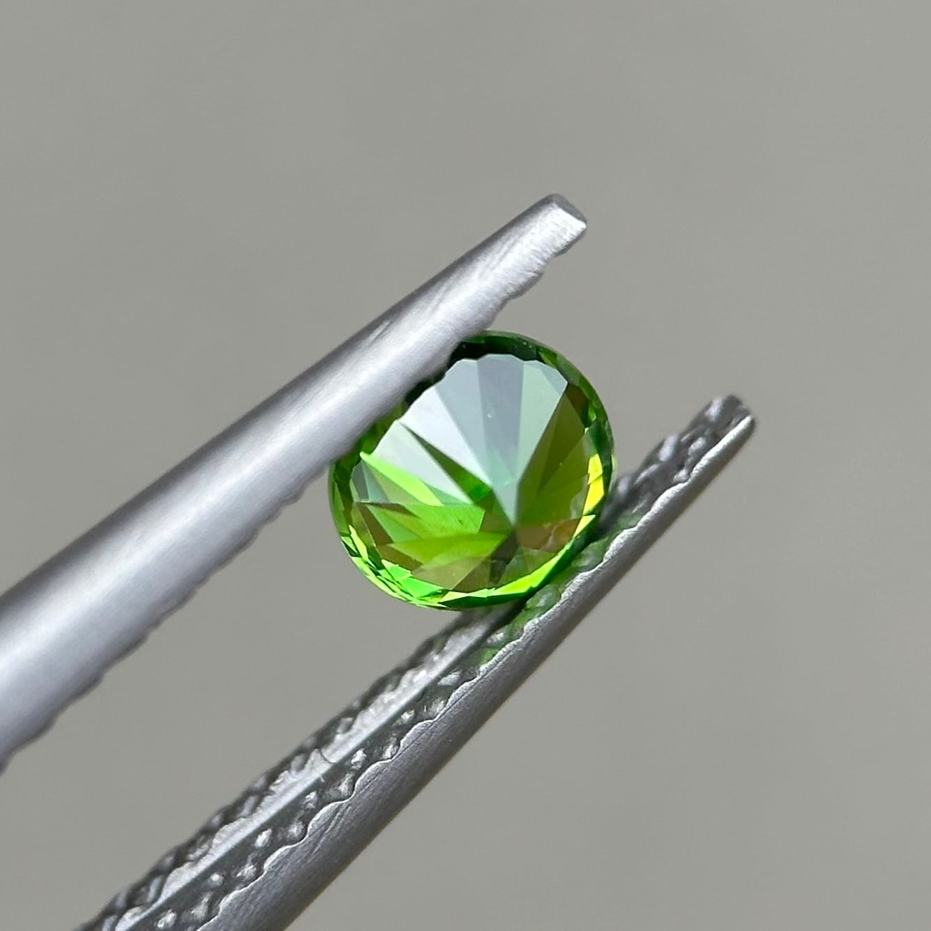 デマントイドガーネット 4.1x4.1x2.7mm,0.33ct, ロシア産 | ROSWAY