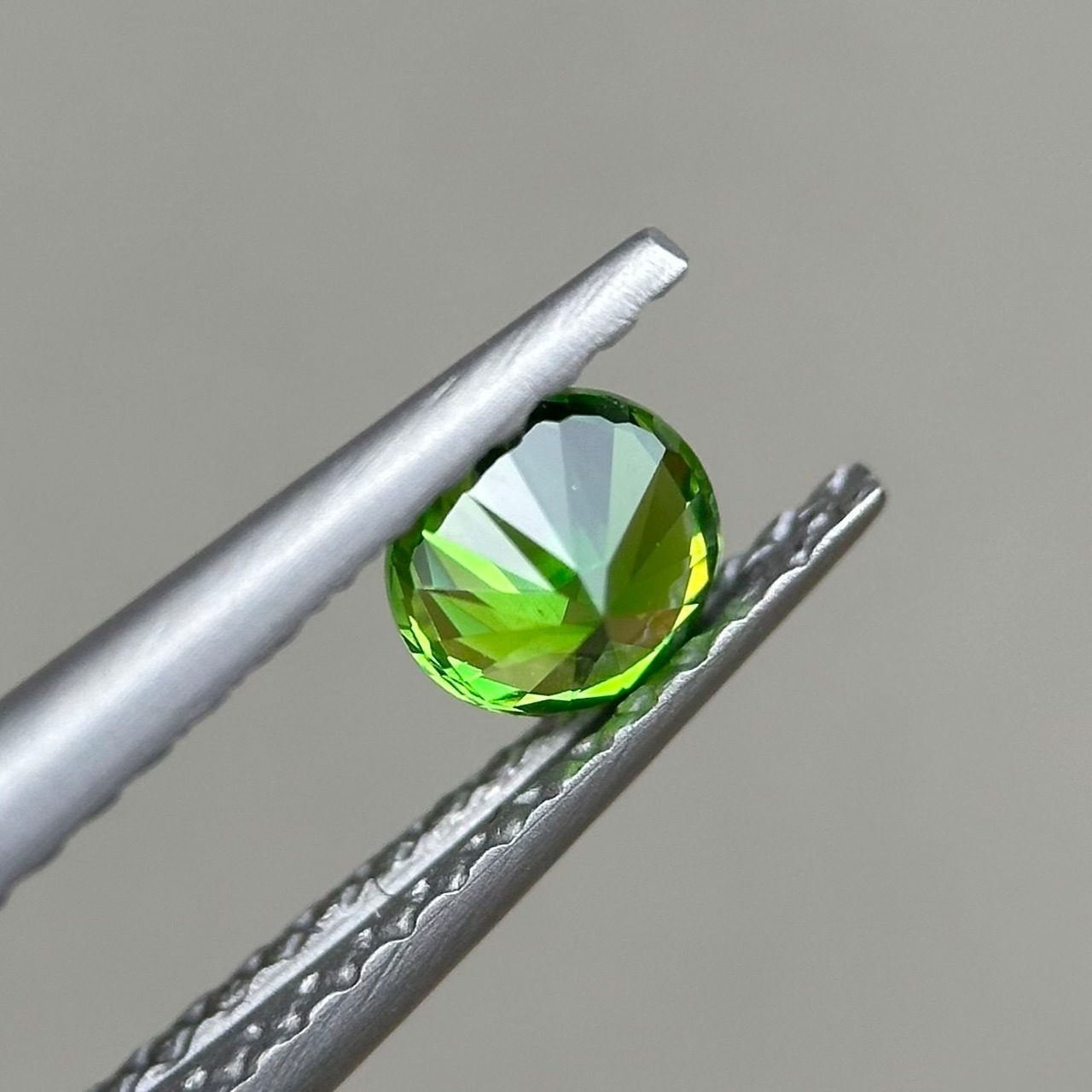 デマントイドガーネット 4.1x4.1x2.7mm,0.33ct, ロシア産