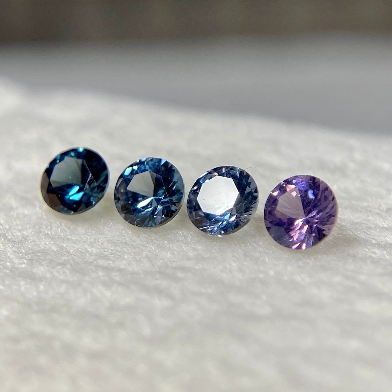 [抽選販売] 4色スピネル　ラウンドカット　約2.9mm　No.29-7
