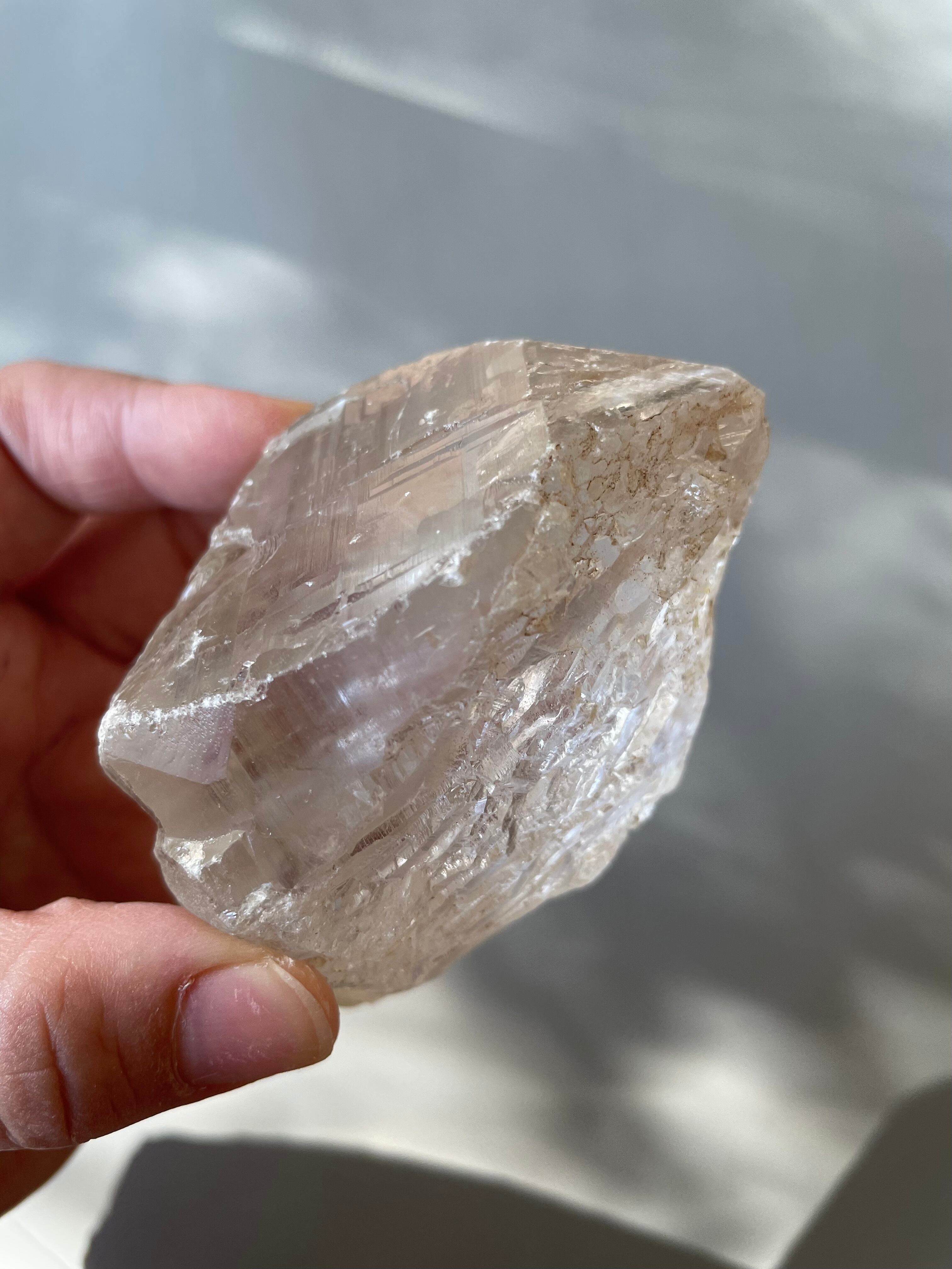 パキスタン　ギルギッド　スカルドゥ　パルディスタンス州産　レインボーアイスクォーツ